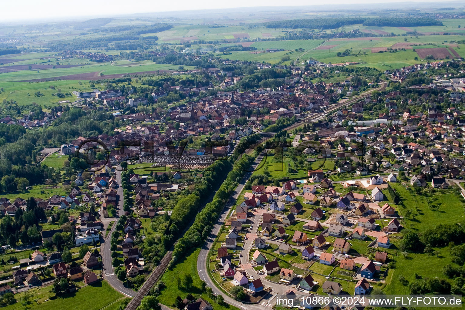 Ortsansicht der Straßen und Häuser der Wohngebiete in Ingwiller in Grand Est im Bundesland Bas-Rhin, Frankreich