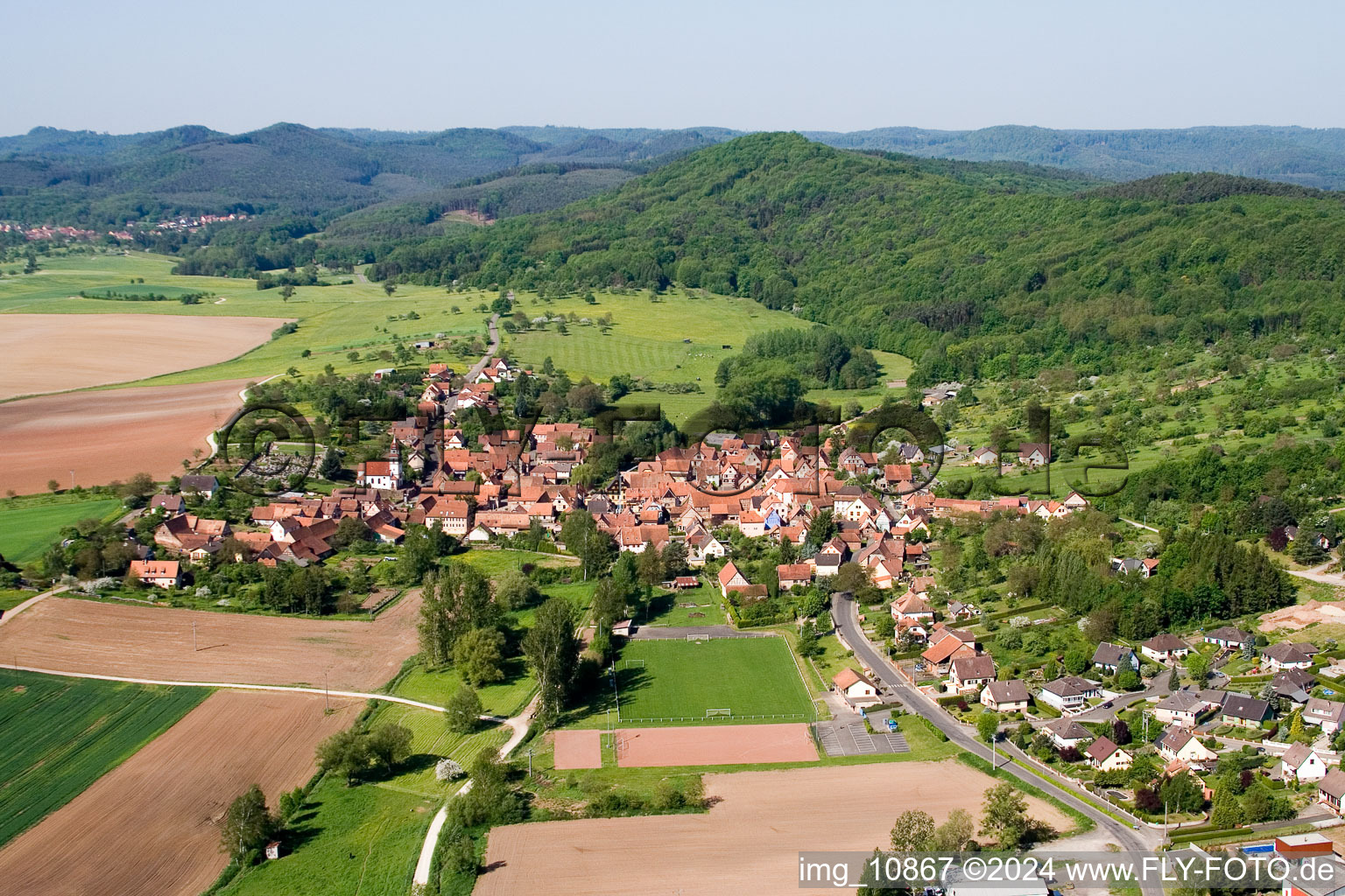 Dorf - Ansicht am Rande von landwirtschaftlichen Feldern und Nutzflächen in Weinbourg in Grand Est im Bundesland Bas-Rhin, Frankreich