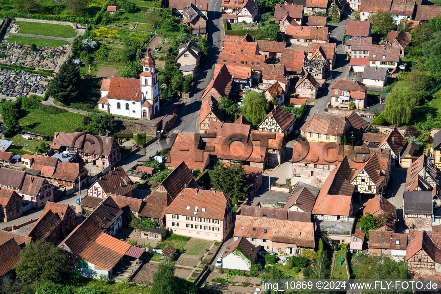 Luftbild von Kirchengebäude der Eglise protestante luthérienne Weinbourg in Weinbourg in Grand Est im Bundesland Bas-Rhin, Frankreich