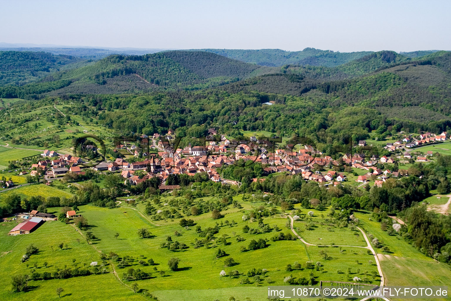 Dorf - Ansicht am Rande von landwirtschaftlichen Feldern und Nutzflächen in Weiterswiller in Grand Est im Bundesland Bas-Rhin, Frankreich