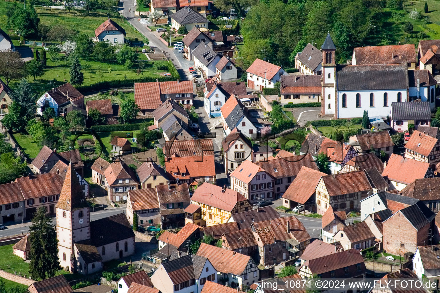 Kirchengebäude im Dorfkern in Weiterswiller in Grand Est im Bundesland Bas-Rhin, Frankreich