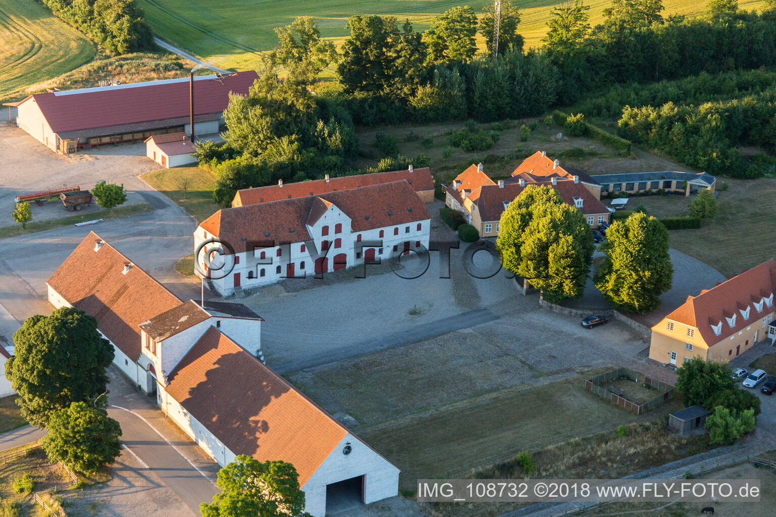 Klintholm Møn (DK), Klintholm Gods in Borre im Bundesland Sjælland, Dänemark aus der Drohnenperspektive