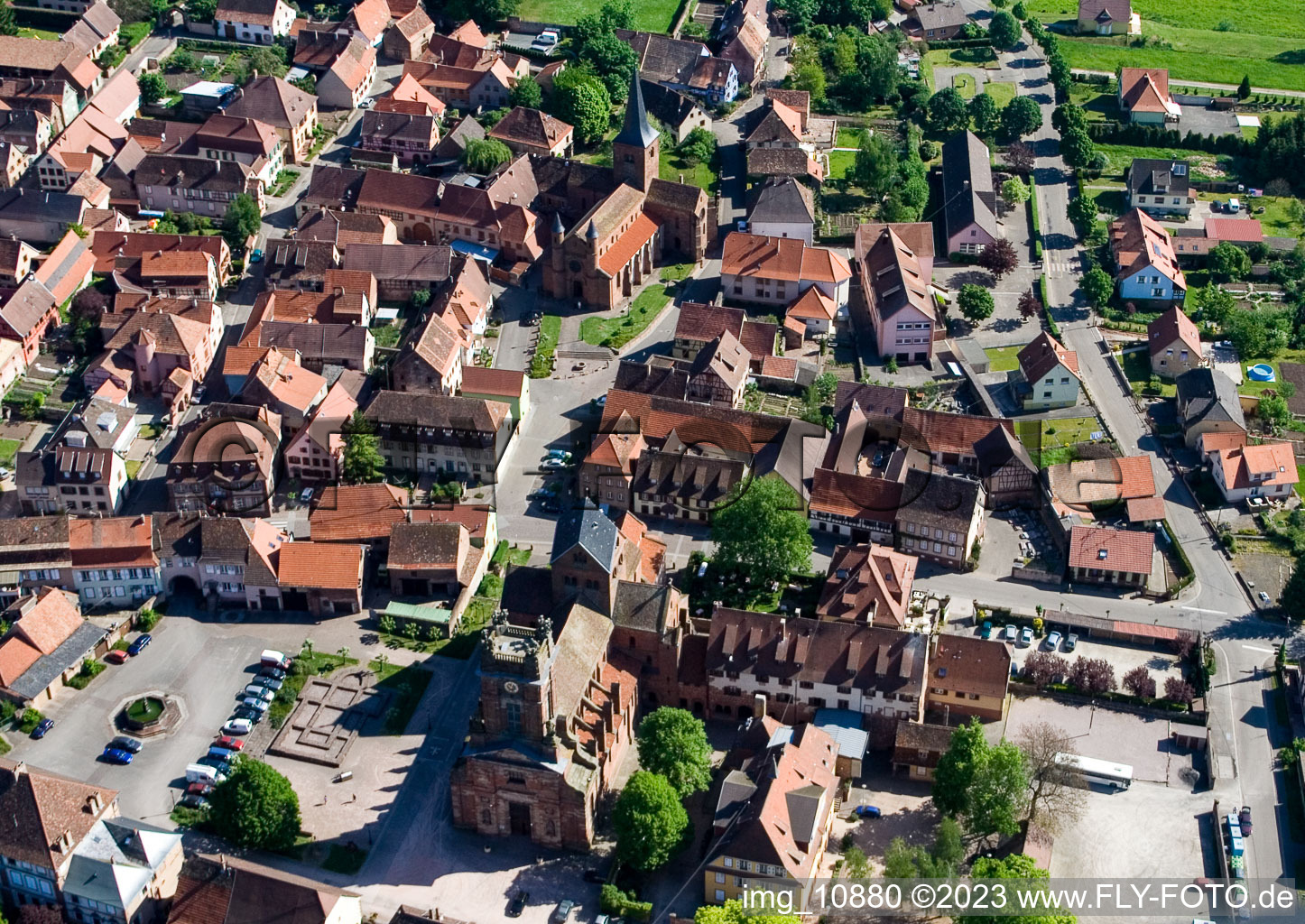 Drohnenbild von Neuwiller-lès-Saverne im Bundesland Bas-Rhin, Frankreich