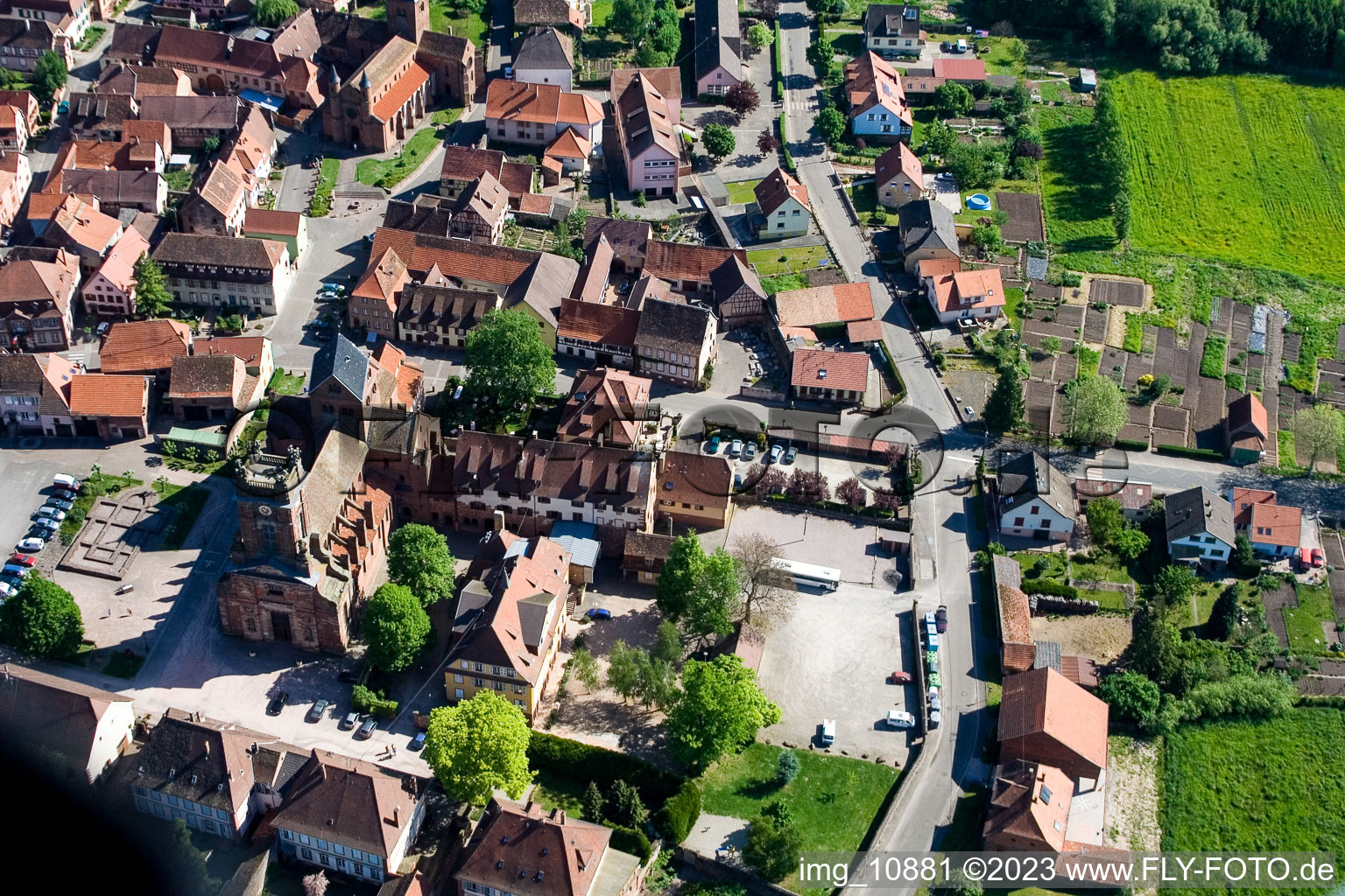 Neuwiller-lès-Saverne im Bundesland Bas-Rhin, Frankreich aus der Drohnenperspektive