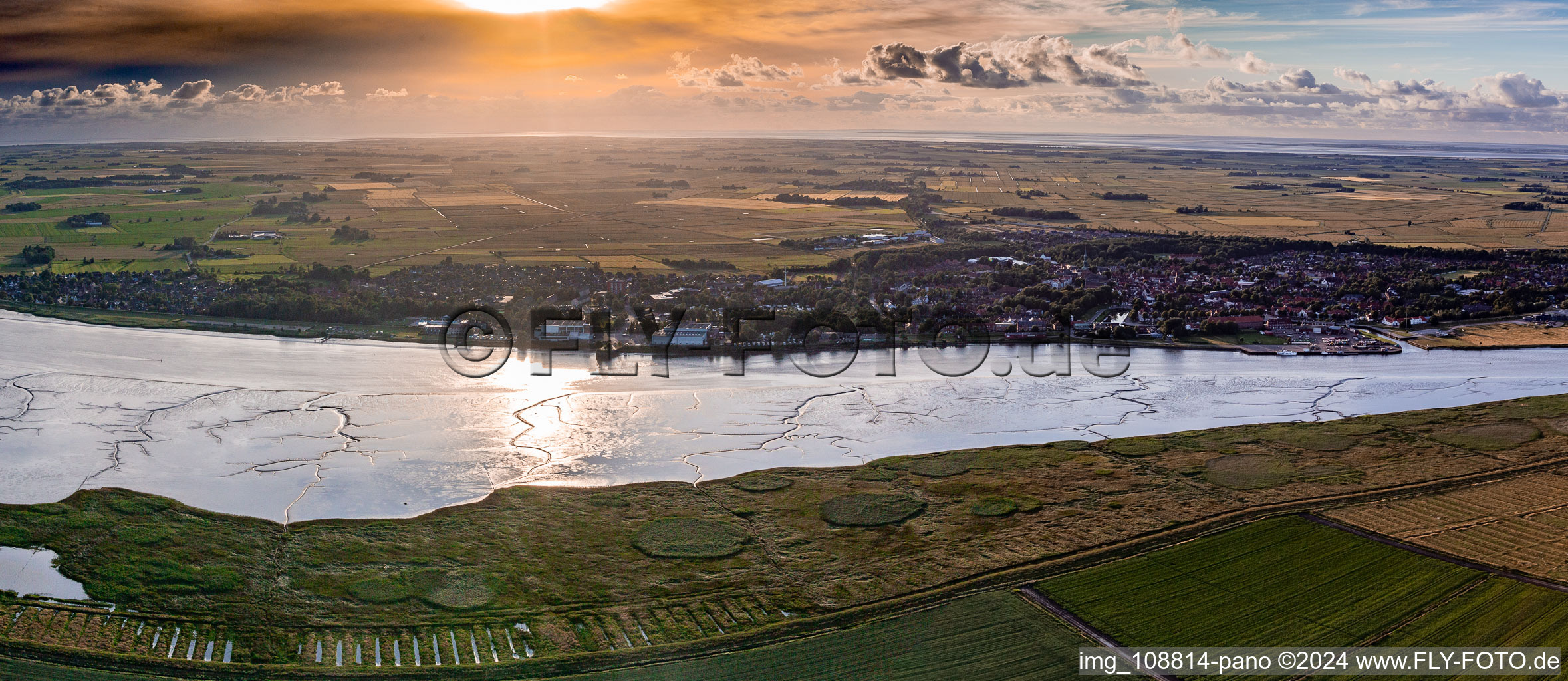 Luftbild von Prielenbildung an den Uferbereichen mit Wattenlandschaft am Flußverlauf der Eider in Tönning im Bundesland Schleswig-Holstein, Deutschland