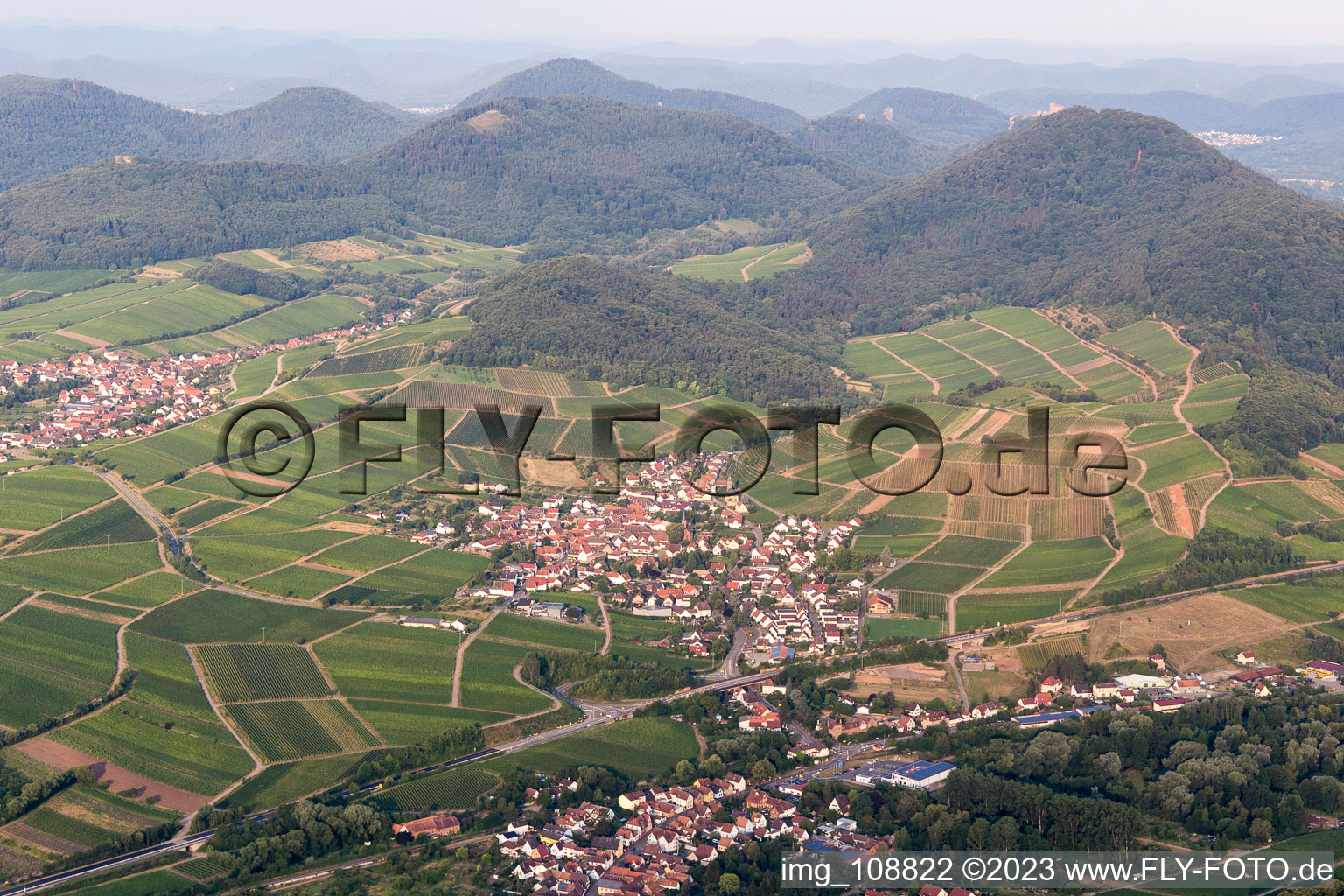 Birkweiler im Bundesland Rheinland-Pfalz, Deutschland aus der Luft betrachtet