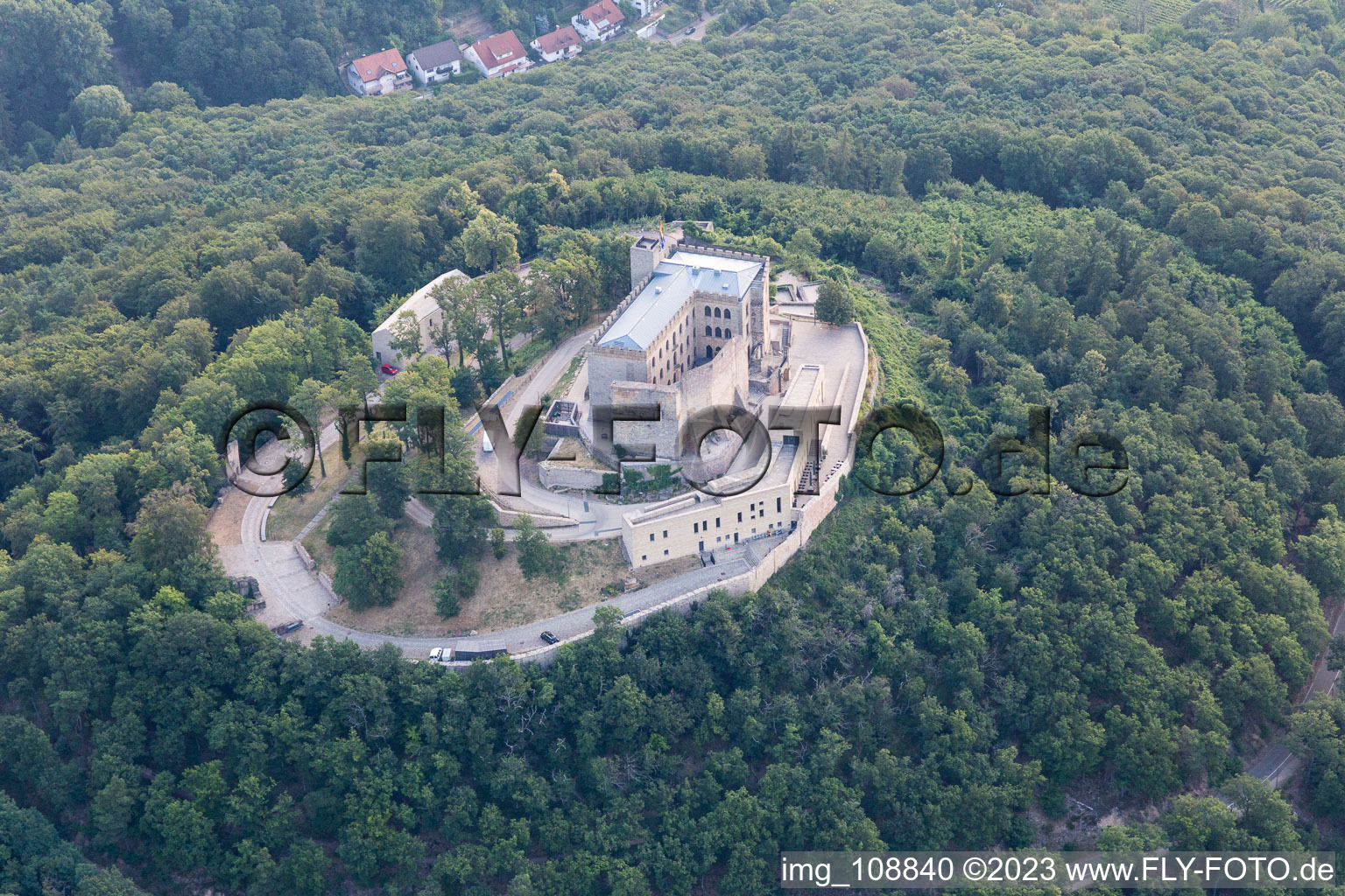 Oberhambach, Hambacher Schloss im Ortsteil Diedesfeld in Neustadt an der Weinstraße im Bundesland Rheinland-Pfalz, Deutschland von einer Drohne aus