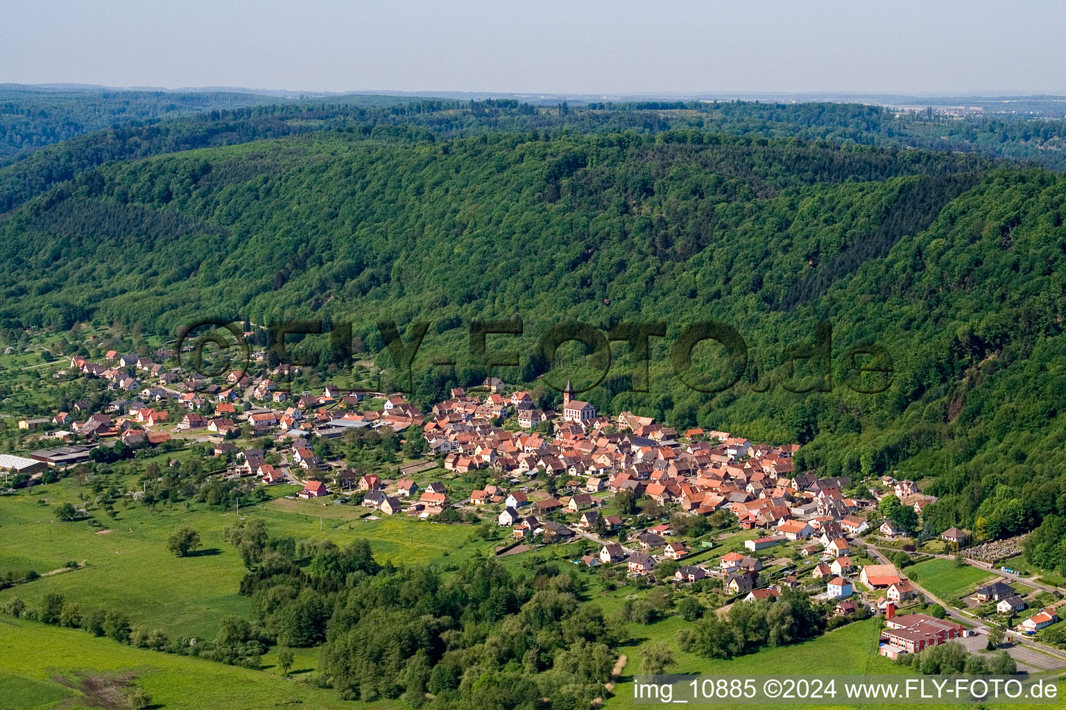 Dorf - Ansicht am Rande von landwirtschaftlichen Feldern und Nutzflächen in Ernolsheim-lès-Saverne in Grand Est im Bundesland Bas-Rhin, Frankreich