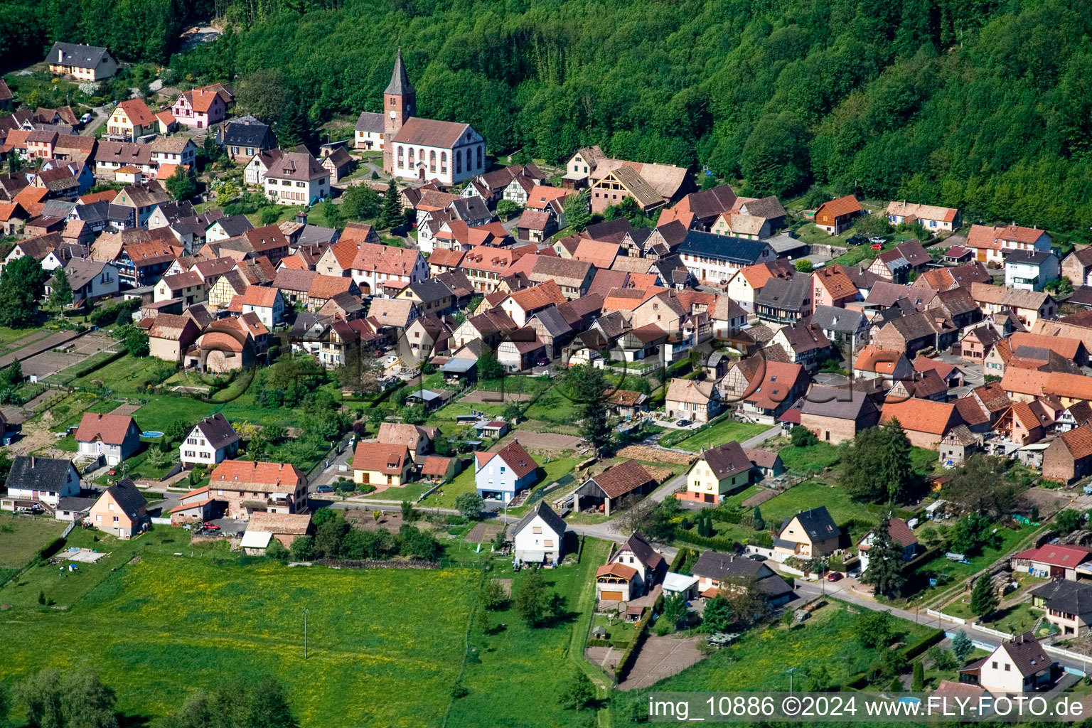 Luftbild von Dorf - Ansicht am Rande von landwirtschaftlichen Feldern und Nutzflächen in Ernolsheim-lès-Saverne in Grand Est im Bundesland Bas-Rhin, Frankreich