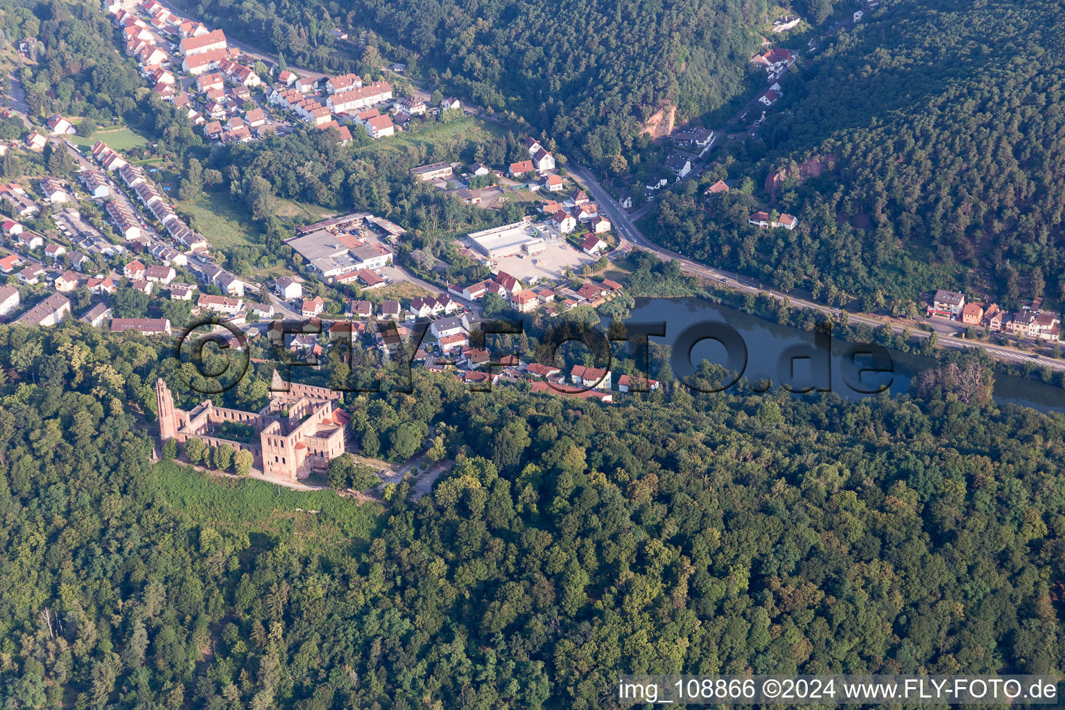 Schrägluftbild von Kloster Limburg im Ortsteil Grethen in Bad Dürkheim im Bundesland Rheinland-Pfalz, Deutschland