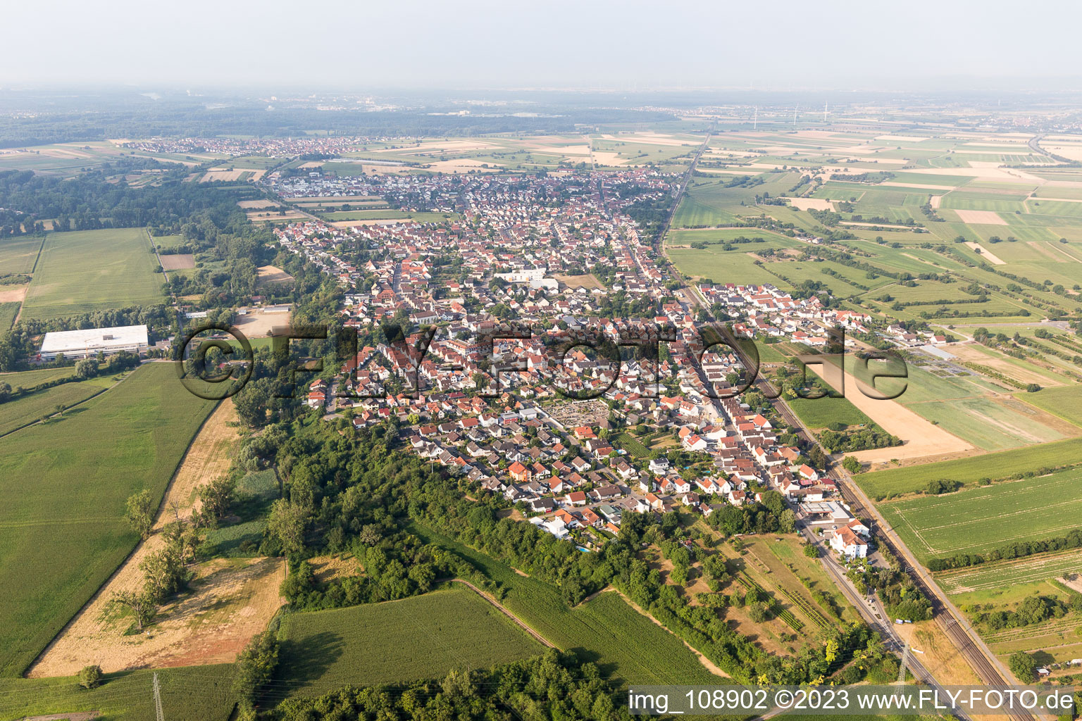 Ortsteil Berghausen in Römerberg im Bundesland Rheinland-Pfalz, Deutschland aus der Luft