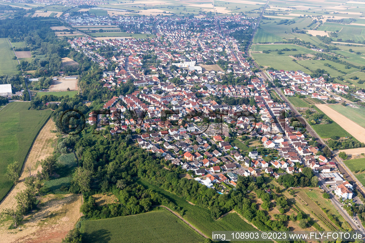 Ortsteil Berghausen in Römerberg im Bundesland Rheinland-Pfalz, Deutschland von oben gesehen