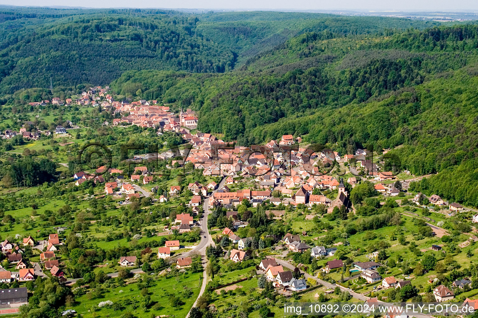 Dorf - Ansicht am Rande von landwirtschaftlichen Feldern und Nutzflächen in Saint-Jean-Saverne in Grand Est im Bundesland Bas-Rhin, Frankreich