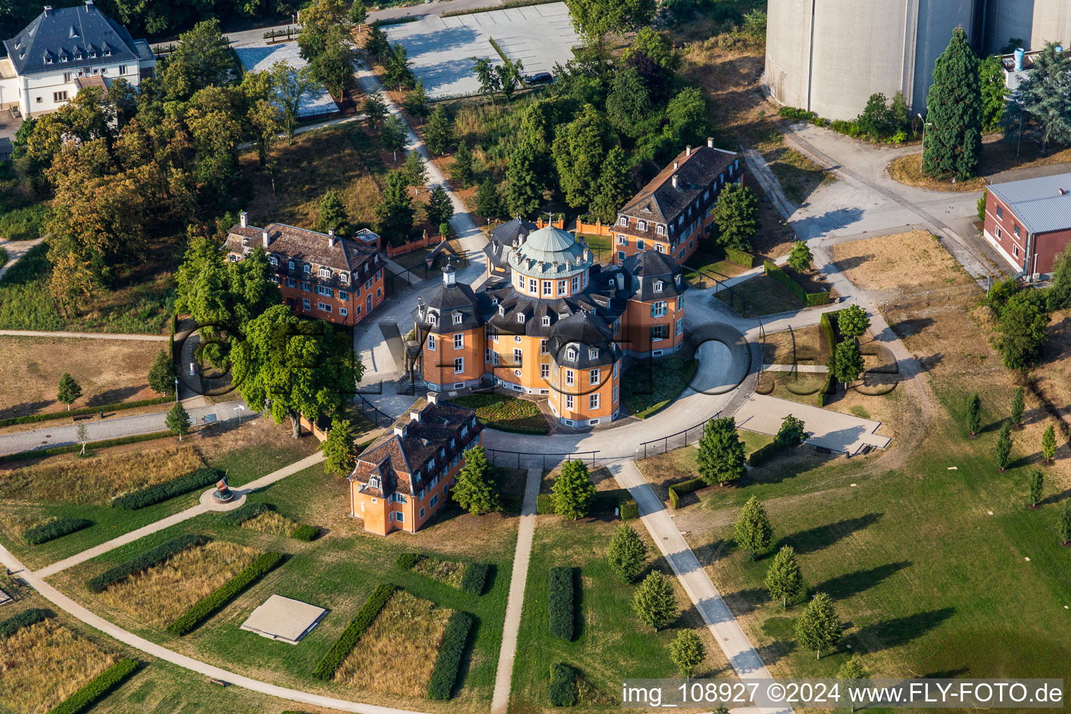 Gebäude und Parkanlagen der Eremitage in Waghäusel im Bundesland Baden-Württemberg, Deutschland