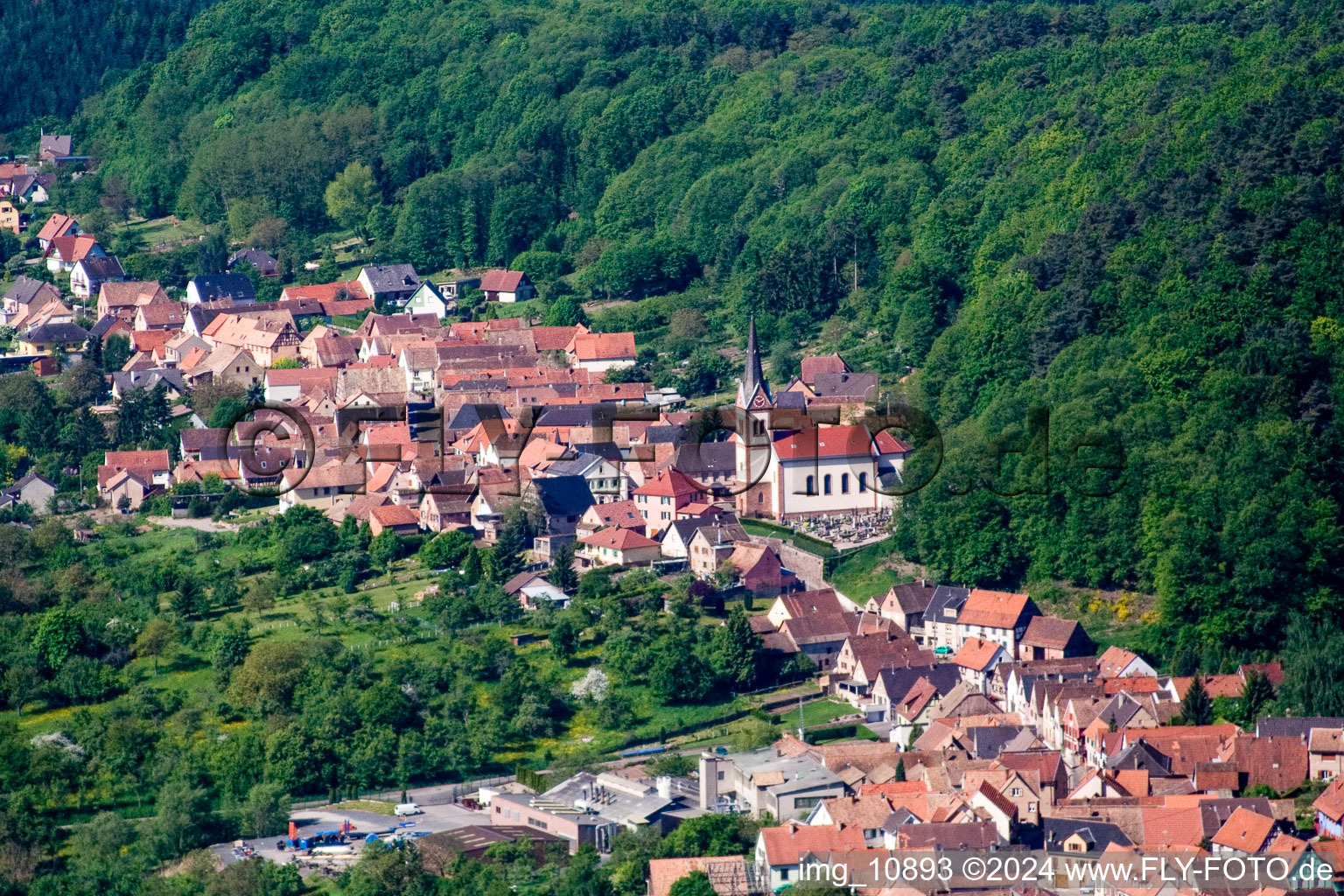 Luftbild von Dorf - Ansicht am Rande von landwirtschaftlichen Feldern und Nutzflächen in Saint-Jean-Saverne in Grand Est im Bundesland Bas-Rhin, Frankreich