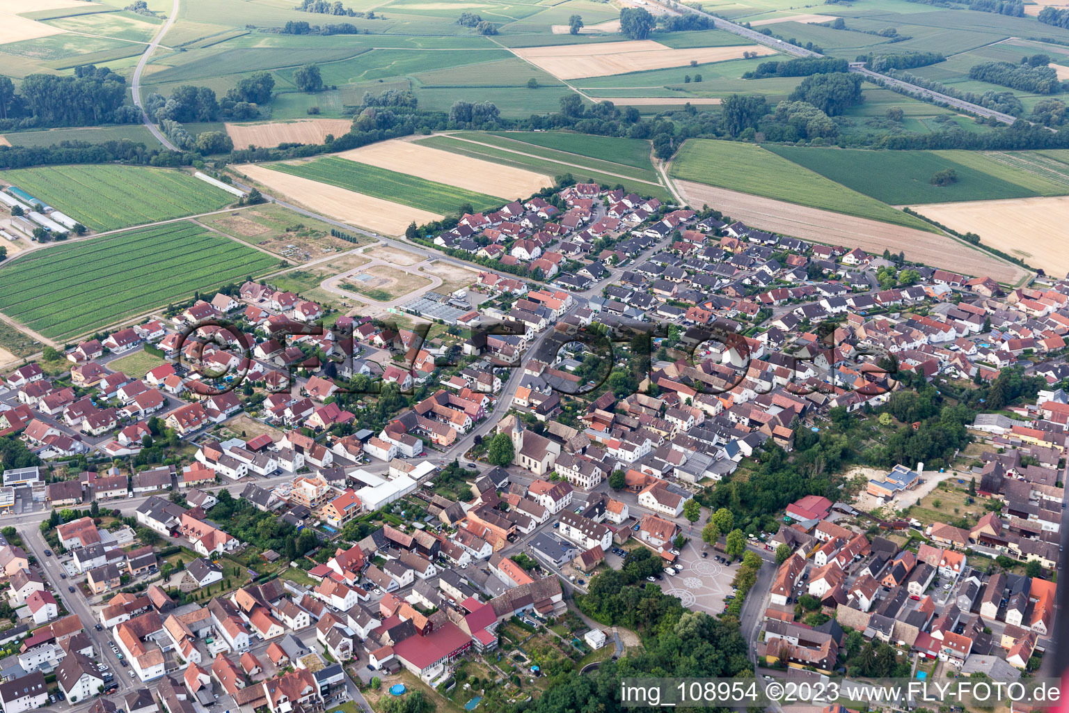 Schrägluftbild von Kuhardt im Bundesland Rheinland-Pfalz, Deutschland