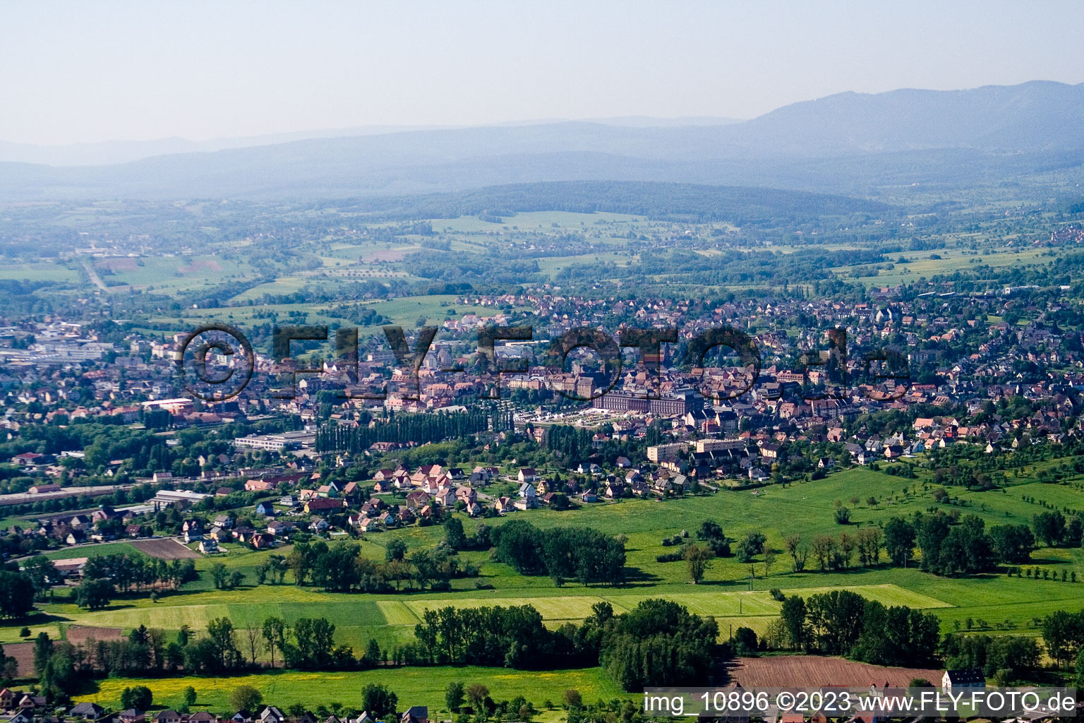 Luftaufnahme von Saverne, Monswiller von Norden im Bundesland Bas-Rhin, Frankreich