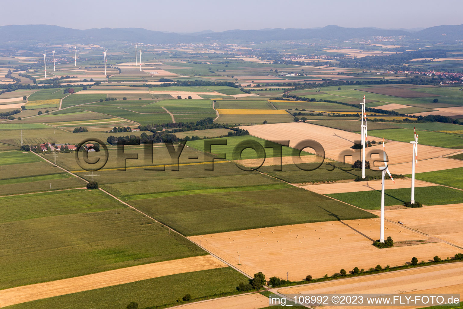 Schrägluftbild von Minfeld, Windkraftanlagen im Bundesland Rheinland-Pfalz, Deutschland