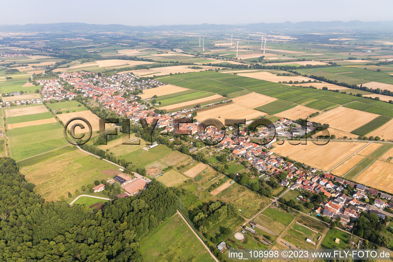 Schrägluftbild von Freckenfeld im Bundesland Rheinland-Pfalz, Deutschland