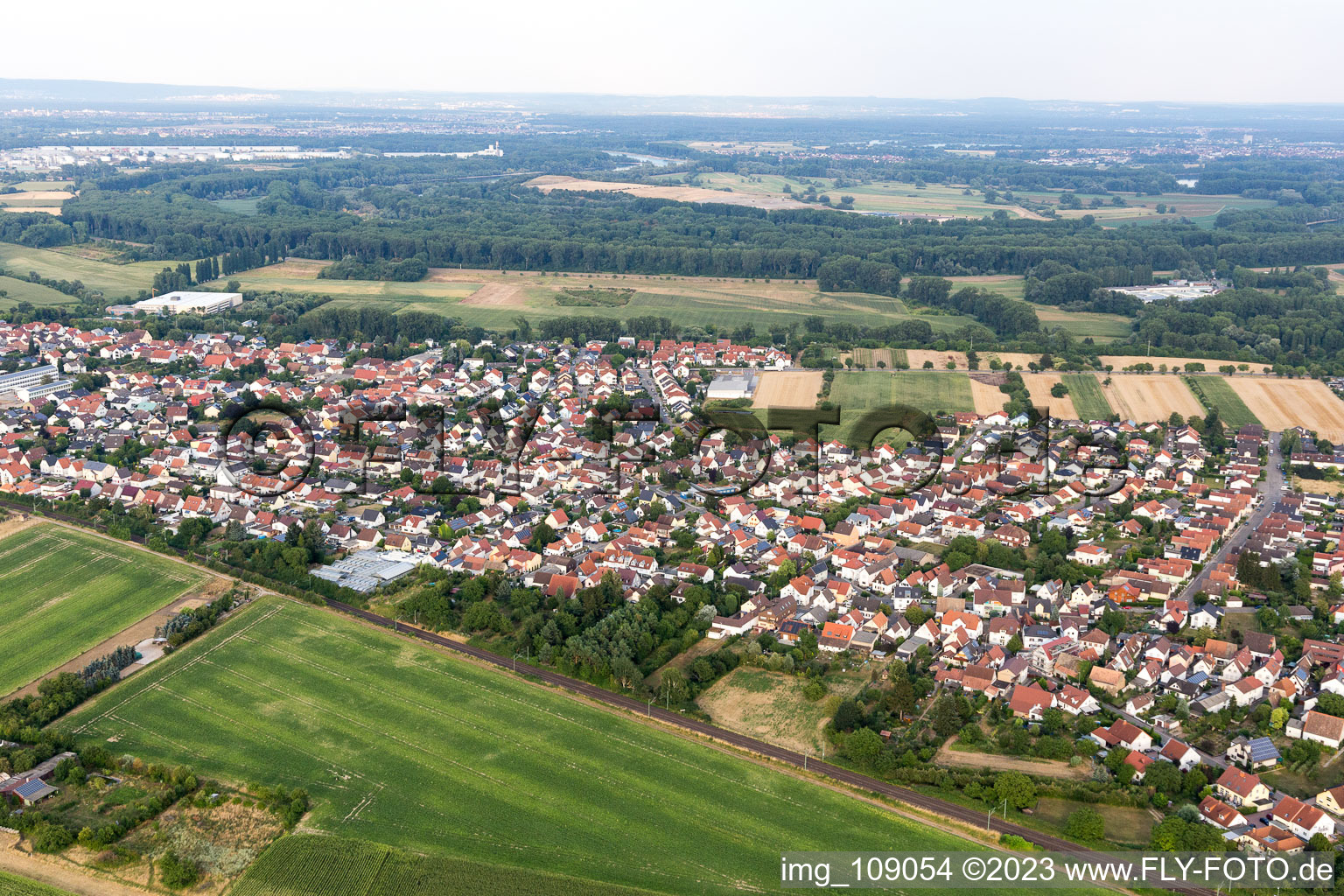 Ortsteil Berghausen in Römerberg im Bundesland Rheinland-Pfalz, Deutschland vom Flugzeug aus