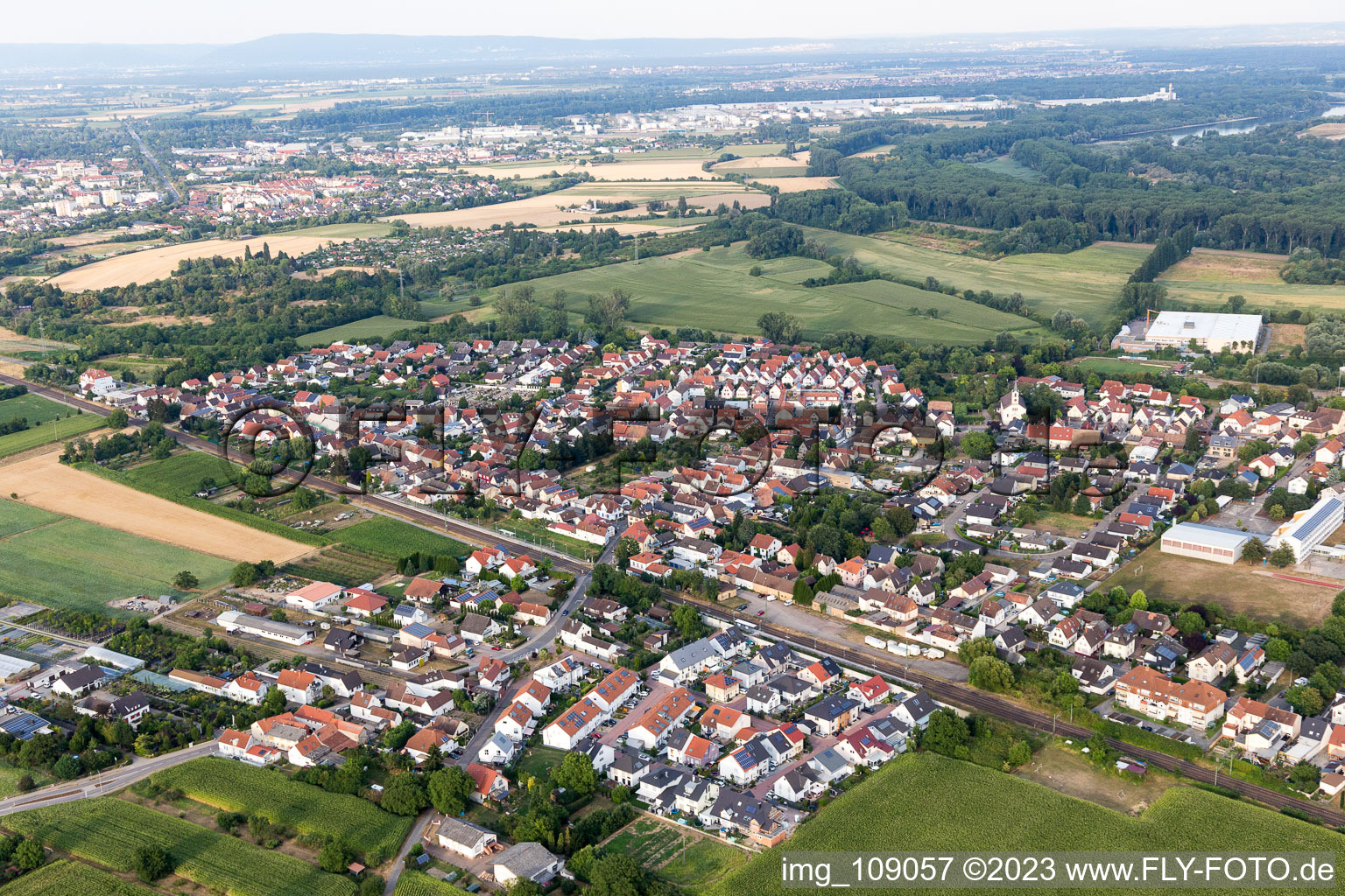 Drohnenaufname von Ortsteil Berghausen in Römerberg im Bundesland Rheinland-Pfalz, Deutschland