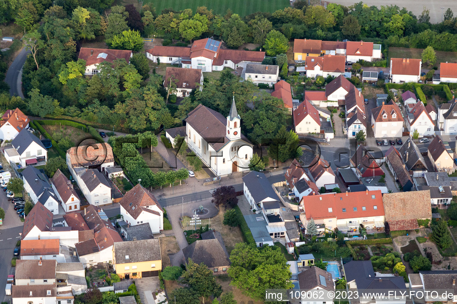 Pankratius Kirche im Ortsteil Berghausen in Römerberg im Bundesland Rheinland-Pfalz, Deutschland