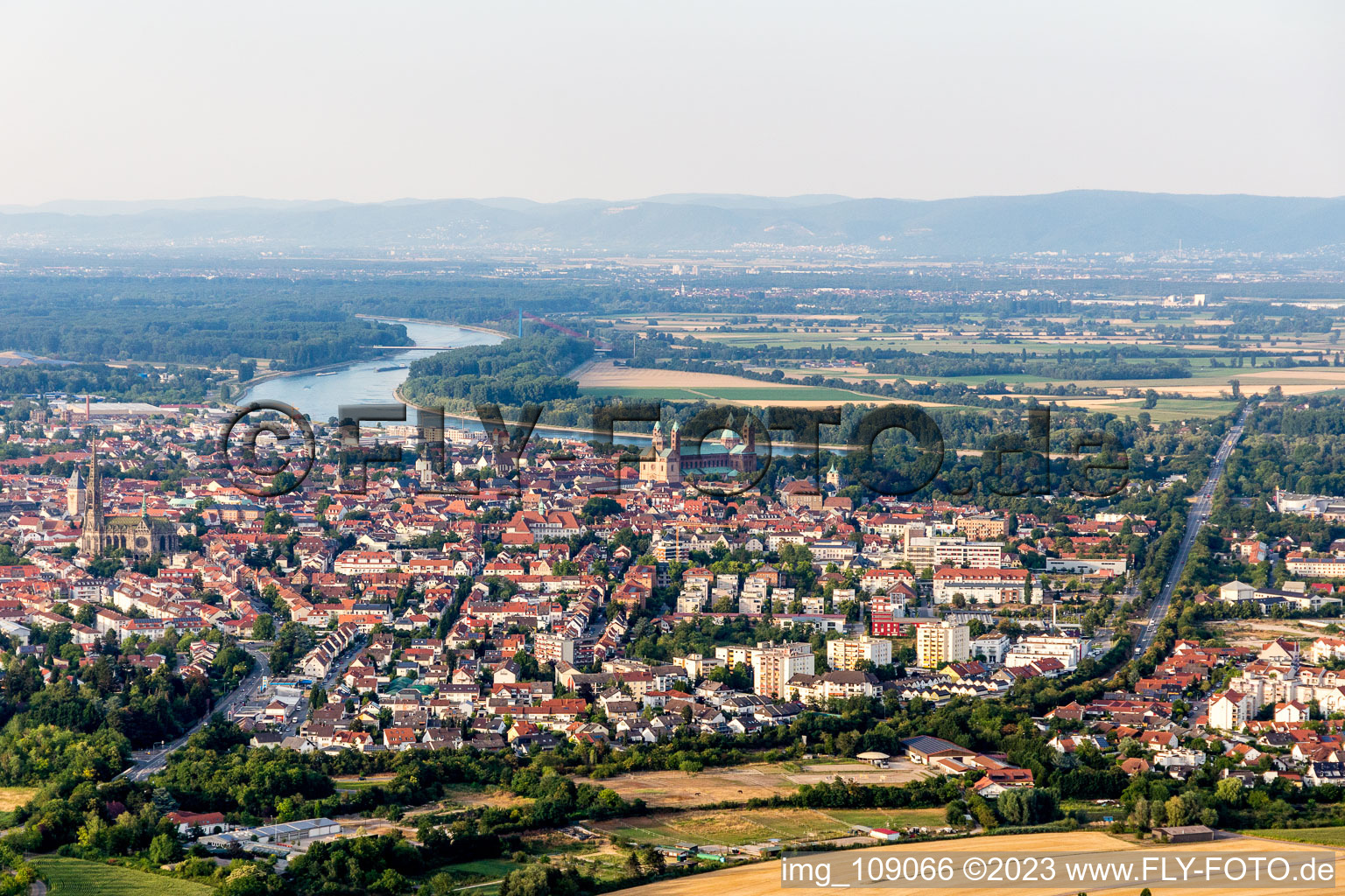 Speyer im Bundesland Rheinland-Pfalz, Deutschland aus der Vogelperspektive