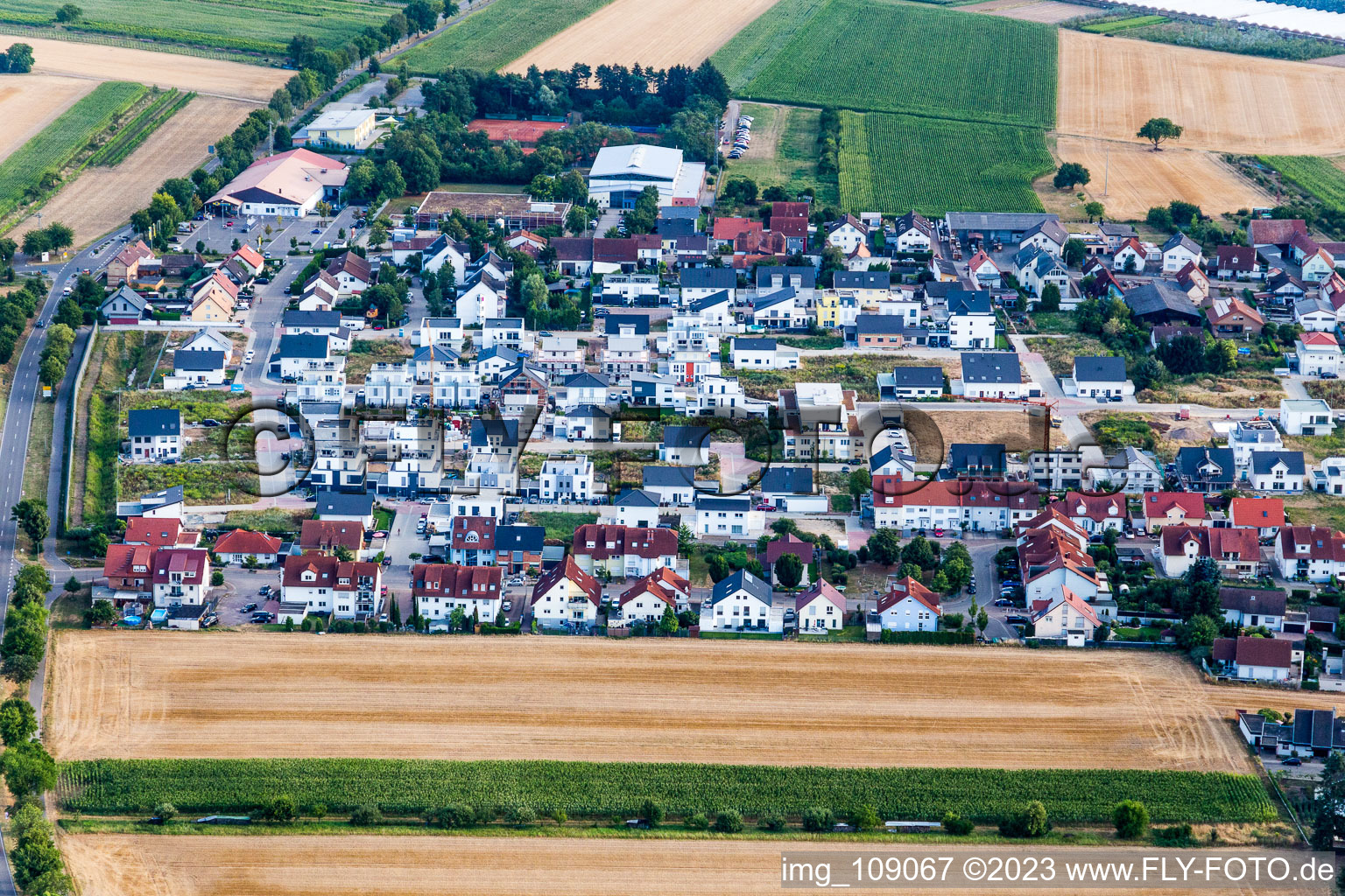 Neubaugebiet Am Römerberg im Ortsteil Heiligenstein im Bundesland Rheinland-Pfalz, Deutschland aus der Luft