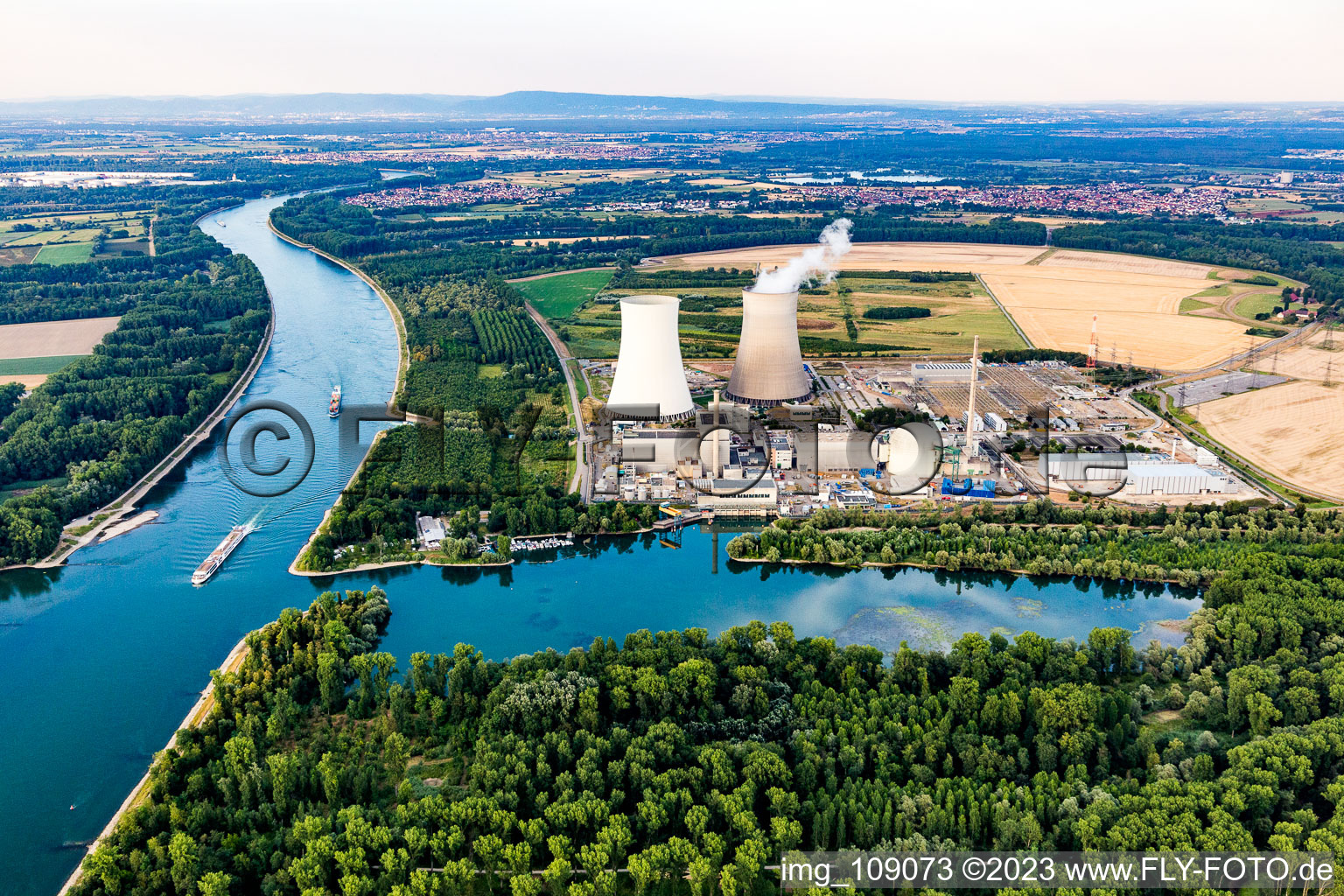 Luftbild von Gebäude der teilstillgelegten Reaktorblöcke und Anlagen des AKW - KKW Kernkraftwerk EnBW Kernkraft GmbH, Kernkraftwerk Philippsburg in Philippsburg im Bundesland Baden-Württemberg, Deutschland