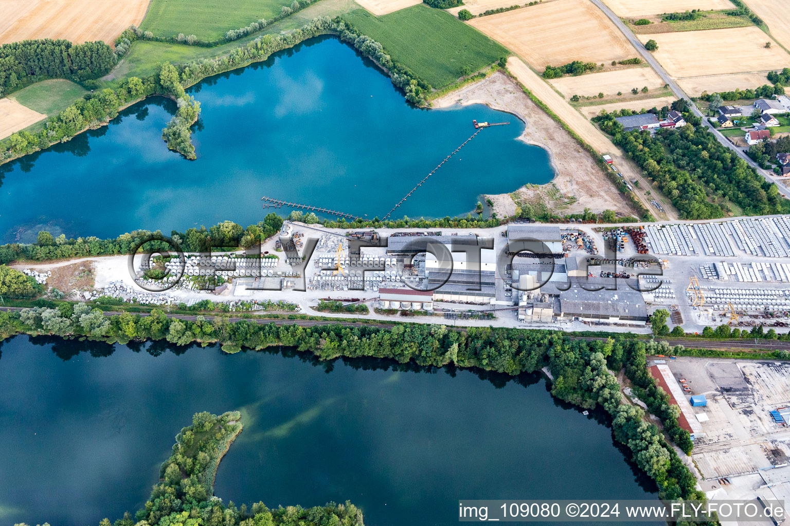 Luftbild von Beton- und Baustoffmischwerk in Rheinsheim in Philippsburg im Bundesland Baden-Württemberg, Deutschland