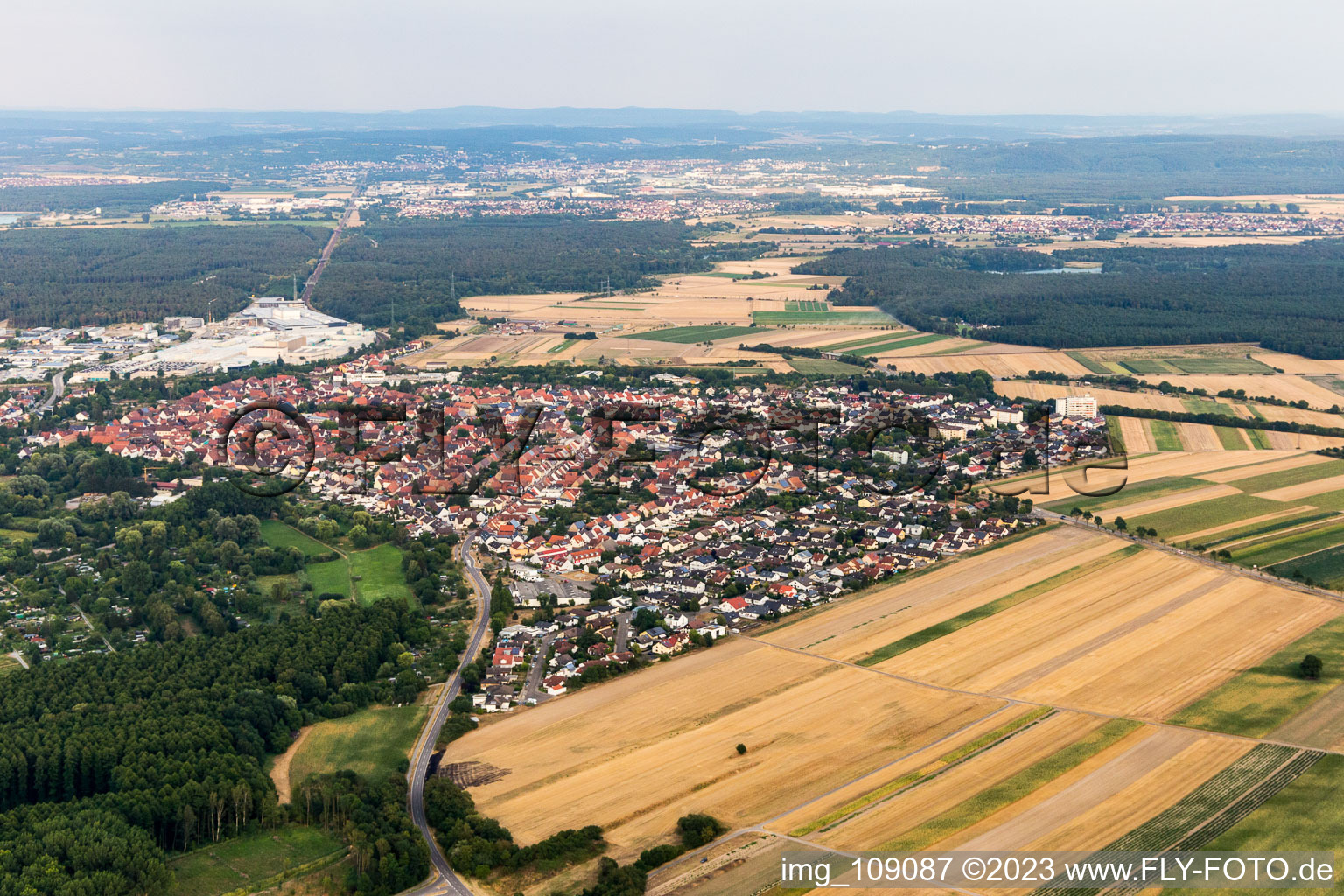 Drohnenbild von Ortsteil Graben in Graben-Neudorf im Bundesland Baden-Württemberg, Deutschland