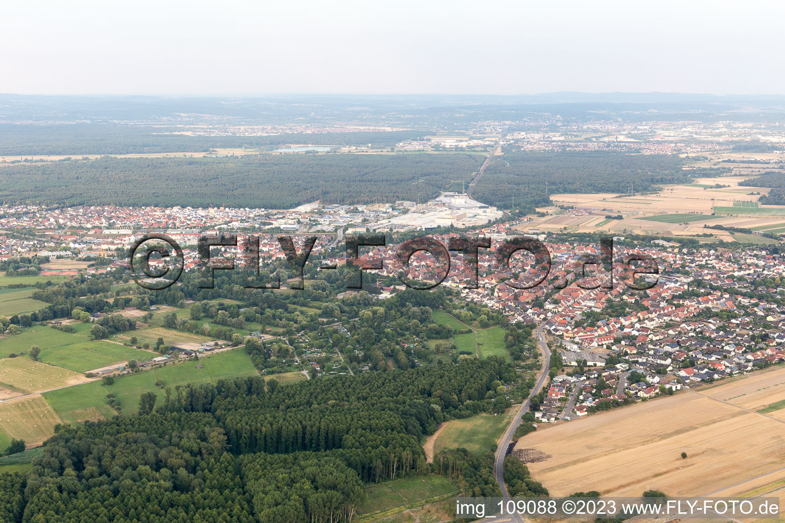 Ortsteil Graben in Graben-Neudorf im Bundesland Baden-Württemberg, Deutschland aus der Drohnenperspektive