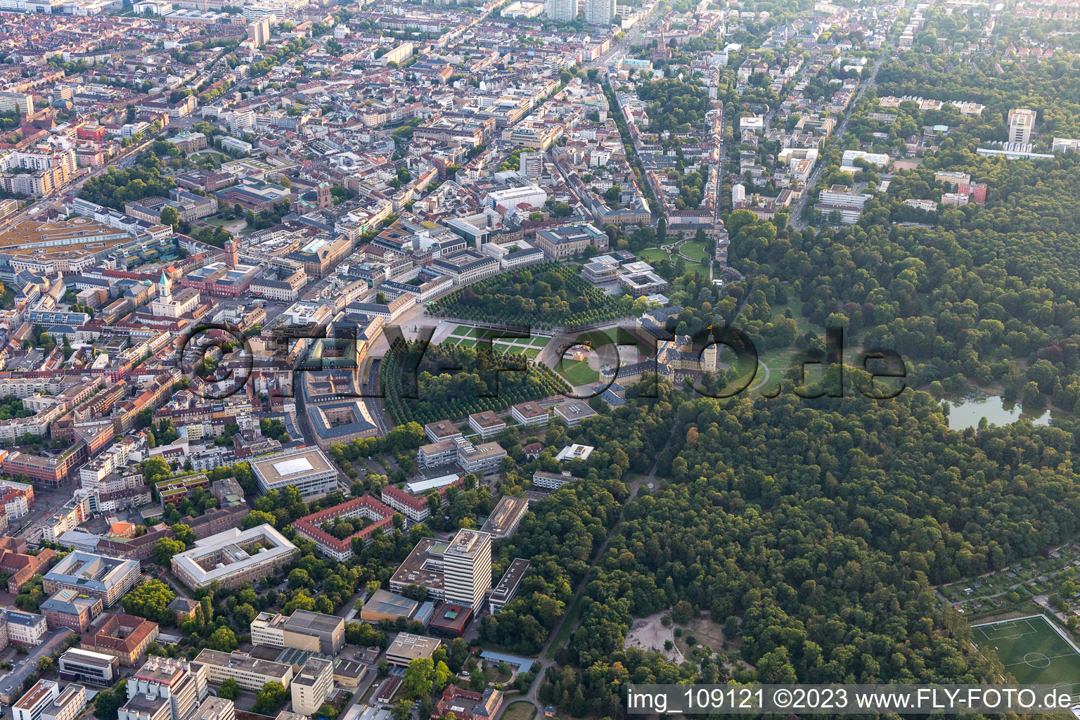 Karlsruhe, Schloss und Zirkel im Ortsteil Innenstadt-Ost im Bundesland Baden-Württemberg, Deutschland