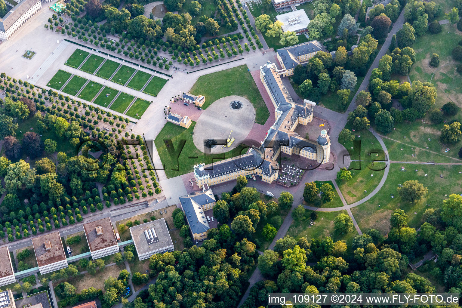Luftbild von Gebäudekomplex im Schloßpark von Schloß Karlsruhe in Karlsruhe im Ortsteil Innenstadt-West im Bundesland Baden-Württemberg, Deutschland