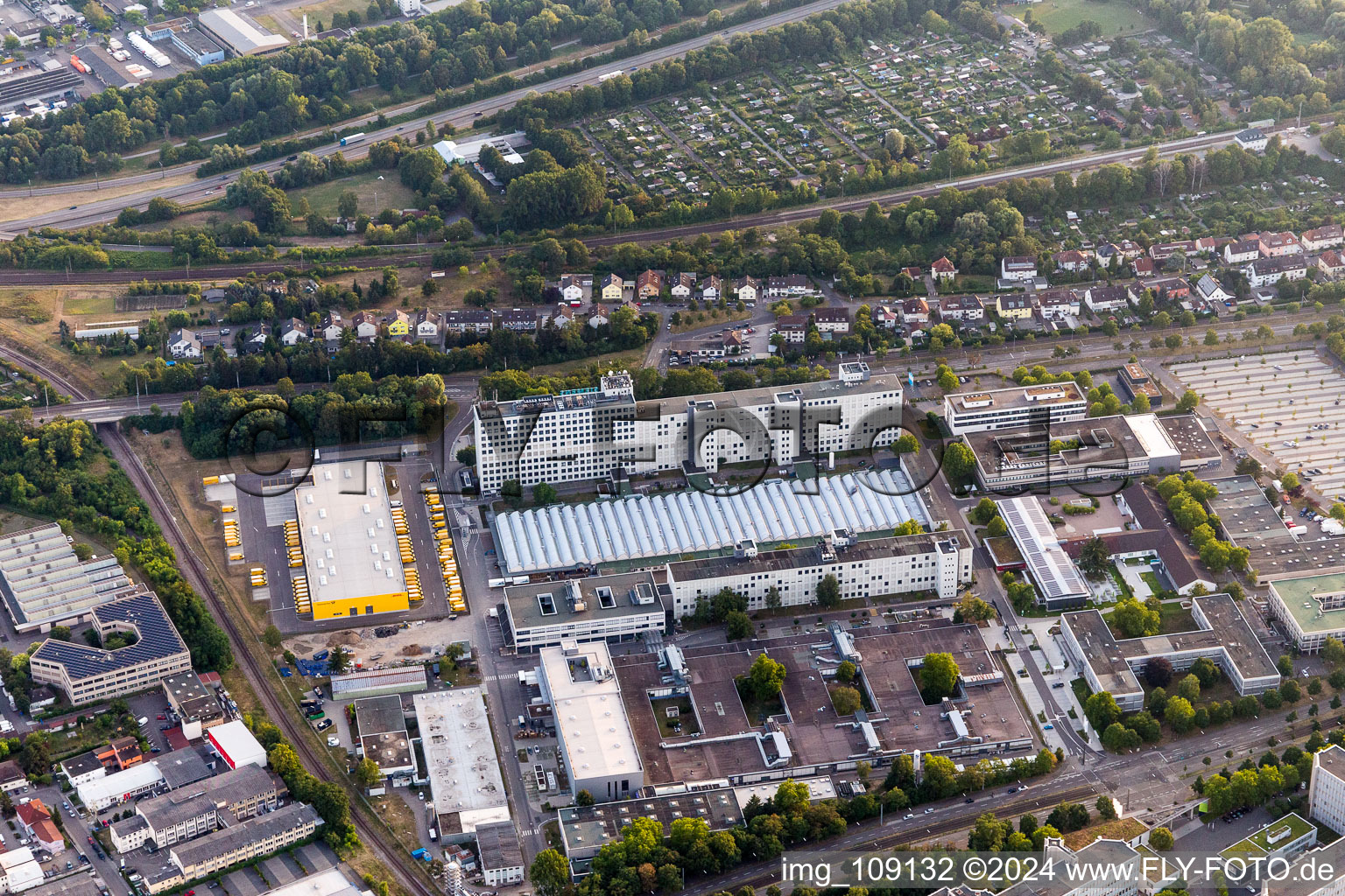 Gebäude und Produktionshallen auf dem Werksgelände Siemens im Ortsteil Knielingen in Karlsruhe im Bundesland Baden-Württemberg, Deutschland