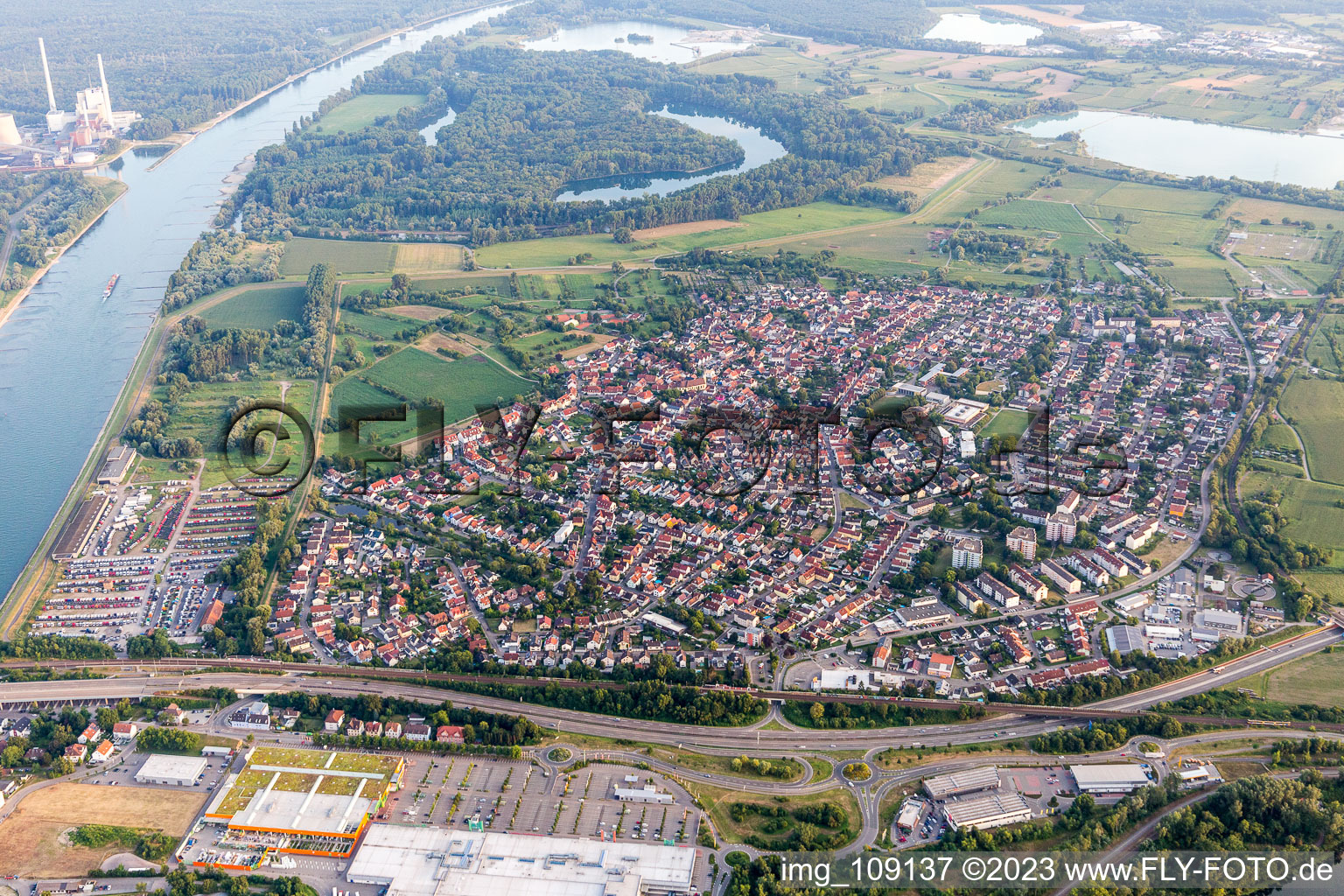 Luftbild von Maximiliansau, LKW-Lager am Rhein in Wörth am Rhein im Bundesland Rheinland-Pfalz, Deutschland