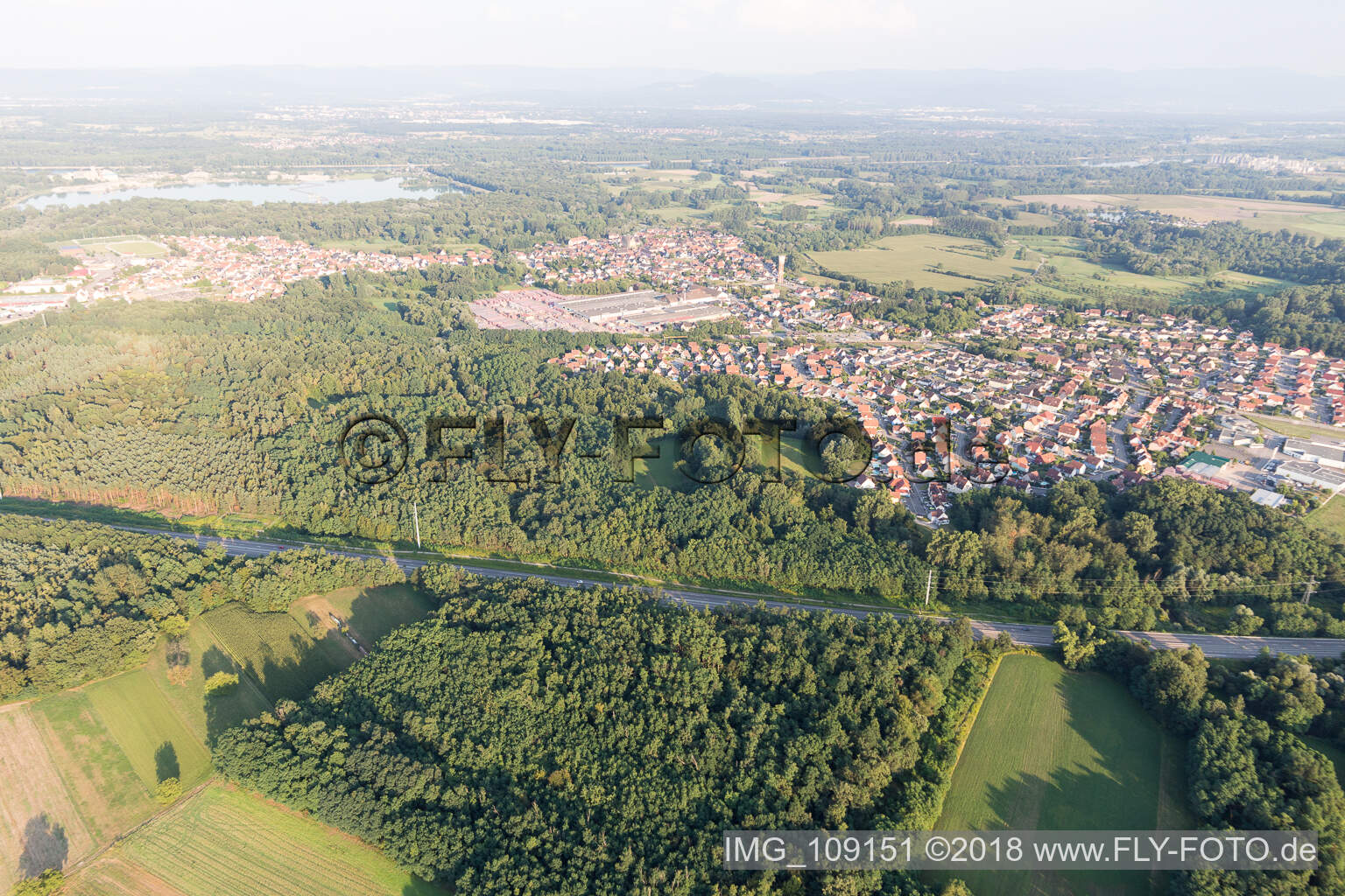 Seltz im Bundesland Bas-Rhin, Frankreich von der Drohne aus gesehen
