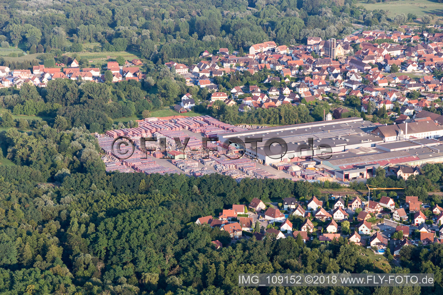 Luftbild von Seltz im Bundesland Bas-Rhin, Frankreich