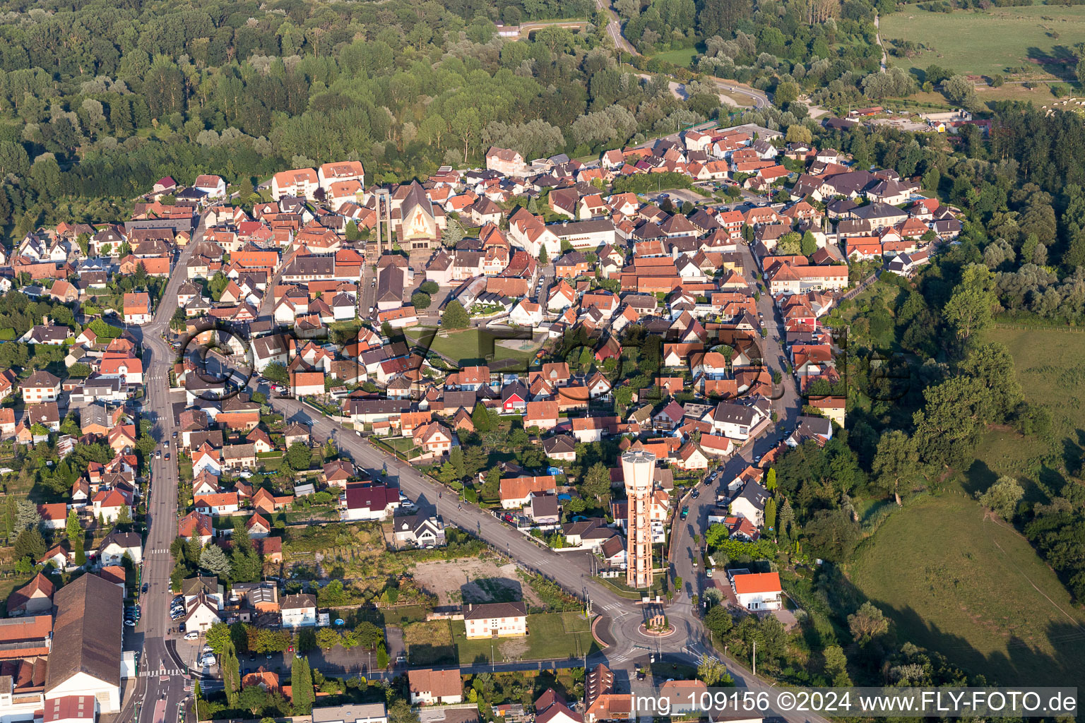 Luftbild von Ortsansicht der Straßen und Häuser der Wohngebiete in Seltz in Grand Est im Bundesland Bas-Rhin, Frankreich
