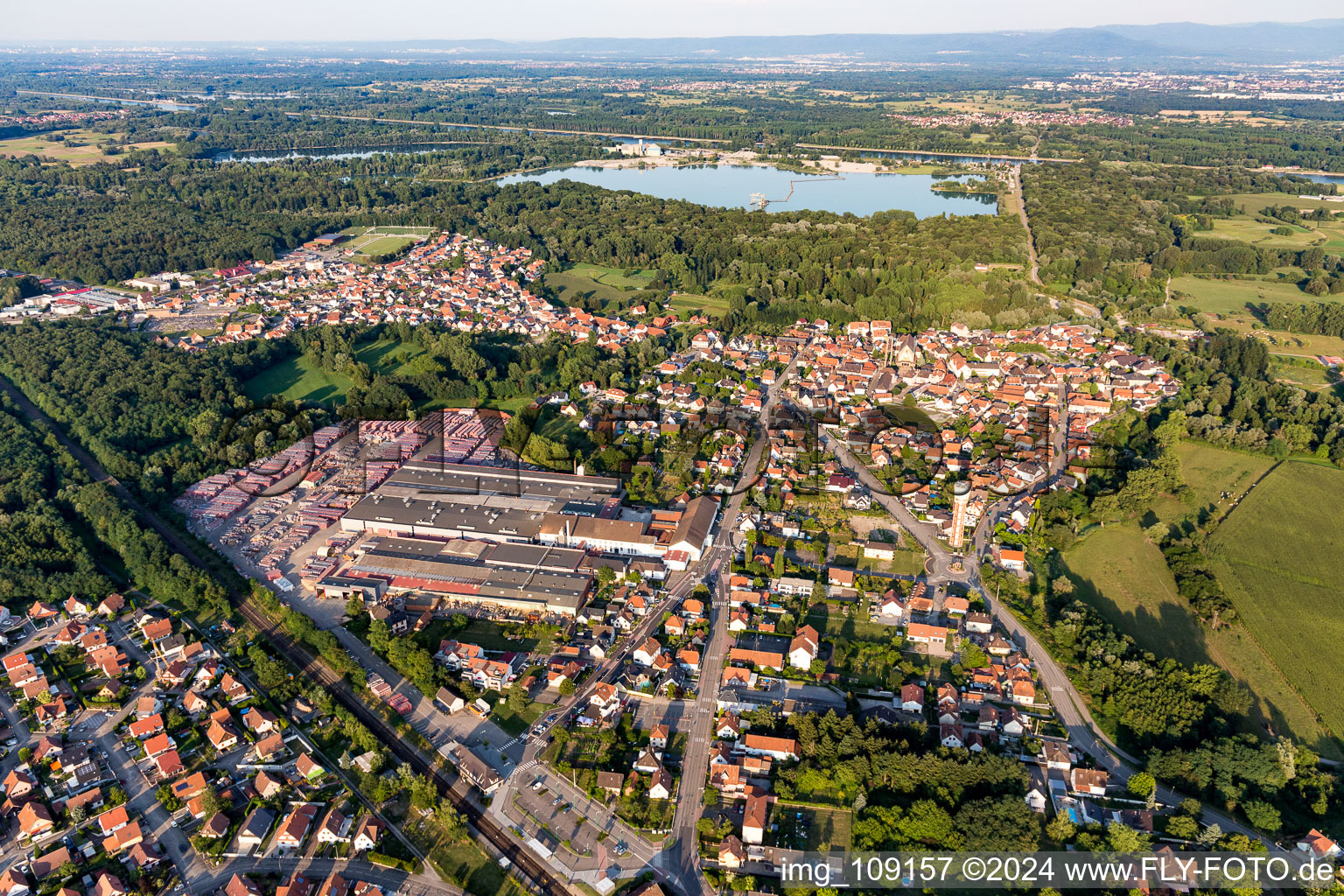 Luftbild von Gebäude und Produktionshallen auf dem Werksgelände der Ziegelwerke Wienerberger in Seltz in Grand Est im Bundesland Bas-Rhin, Frankreich