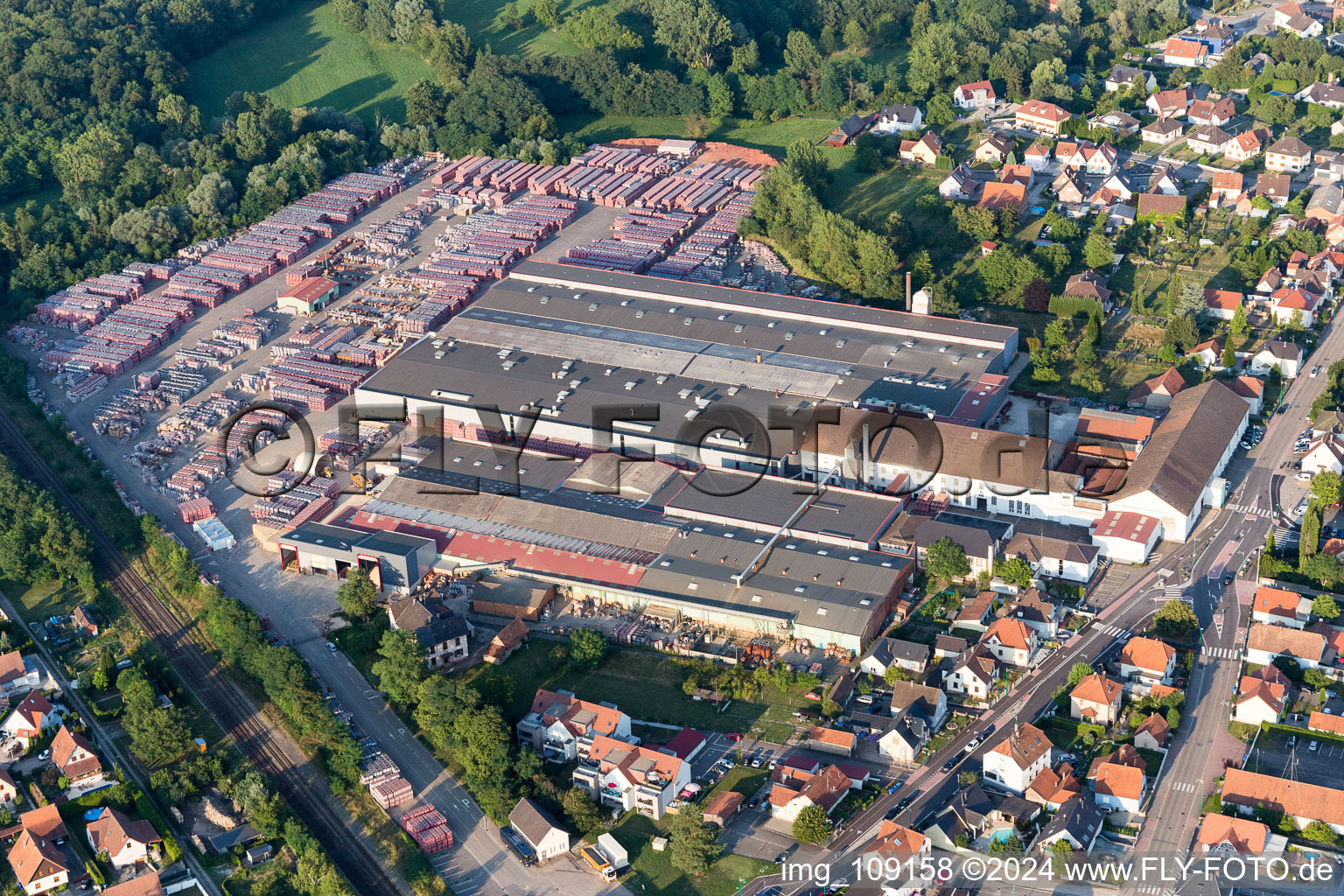 Luftaufnahme von Gebäude und Produktionshallen auf dem Werksgelände der Ziegelwerke Wienerberger in Seltz in Grand Est im Bundesland Bas-Rhin, Frankreich