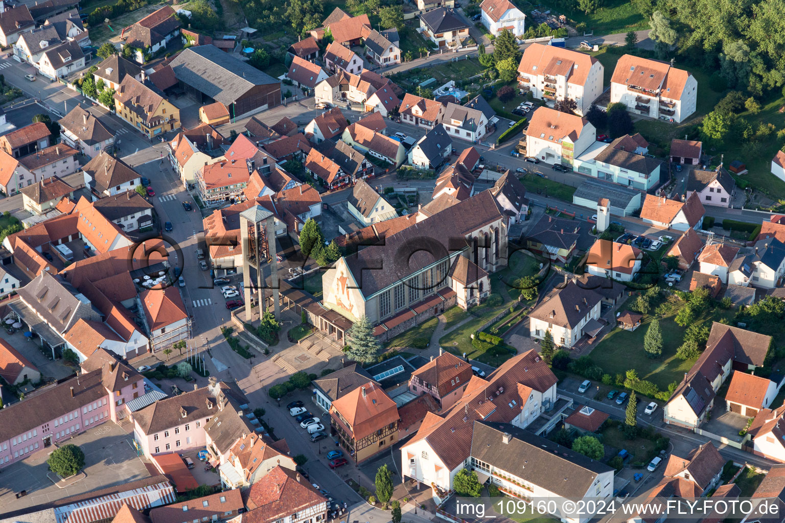 Kirchengebäude im Ortszentrum in Seltz in Grand Est im Bundesland Bas-Rhin, Frankreich