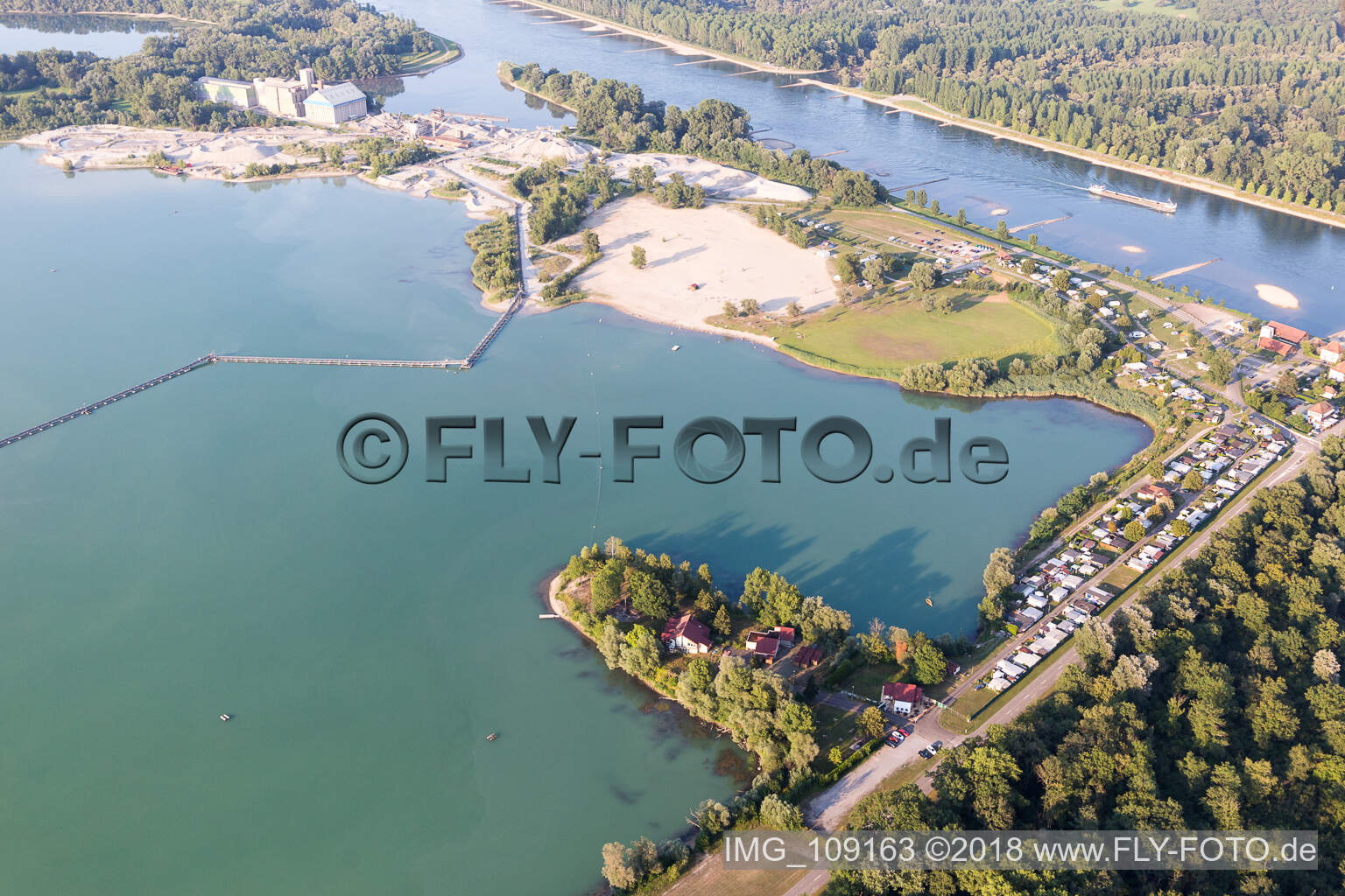 Luftbild von Seltz, Baggesee und Fähre im Bundesland Bas-Rhin, Frankreich