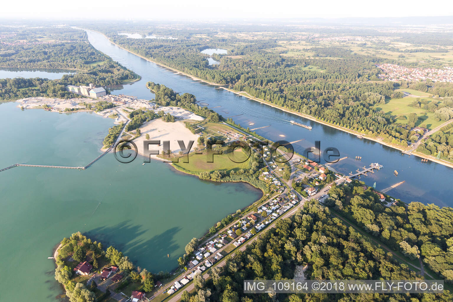 Luftaufnahme von Seltz, Baggesee und Fähre im Bundesland Bas-Rhin, Frankreich