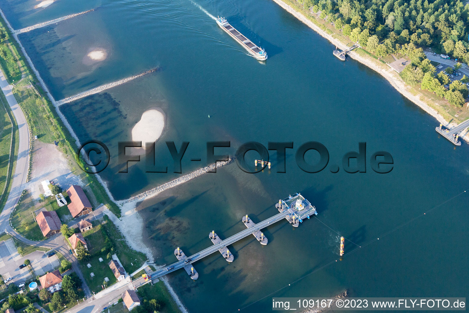Luftaufnahme von Seltz/Plittersdorf: Solarfähre über den Rhein im Bundesland Bas-Rhin, Frankreich
