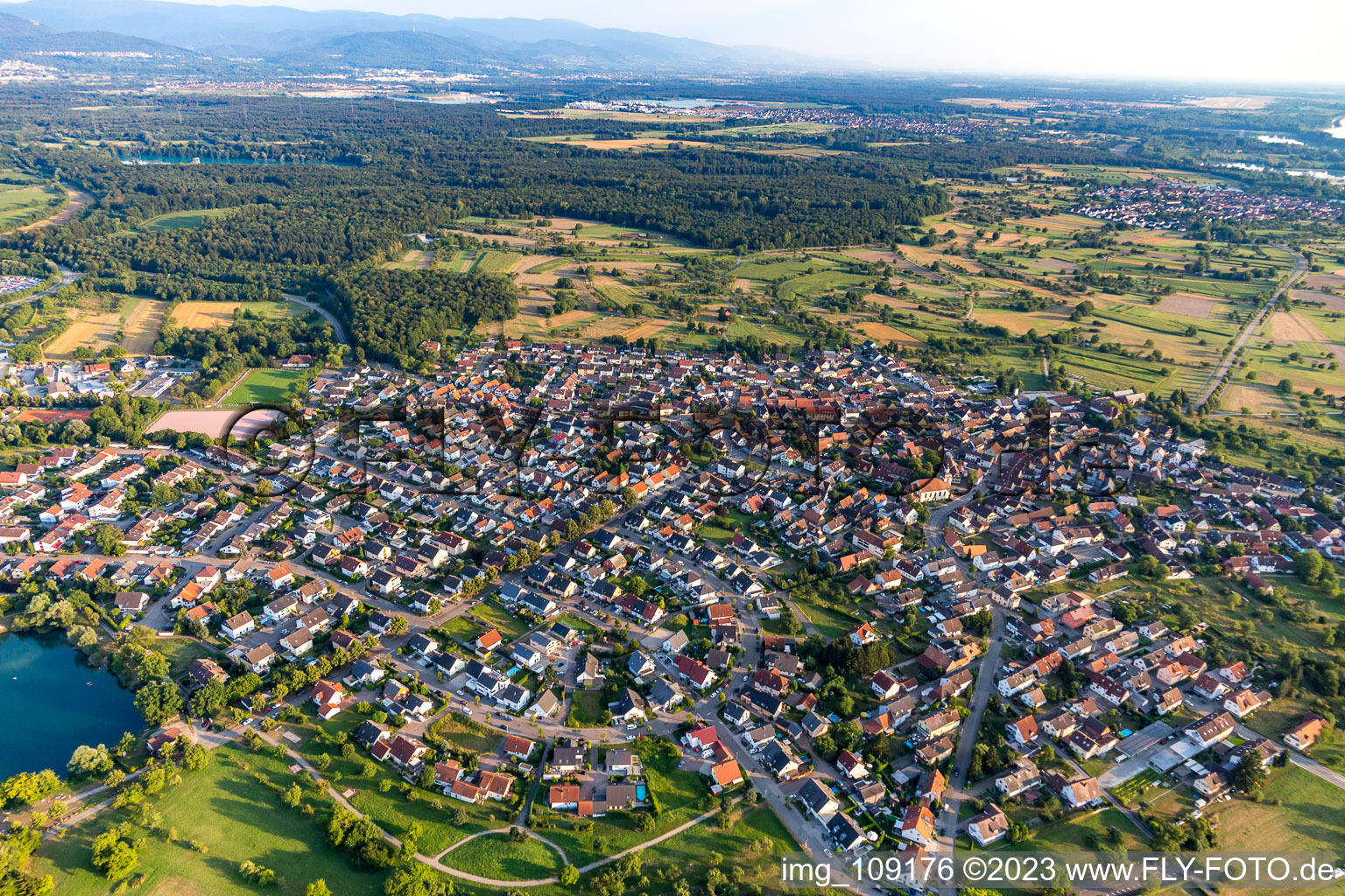 Luftbild von Ortsteil Ottersdorf in Rastatt im Bundesland Baden-Württemberg, Deutschland