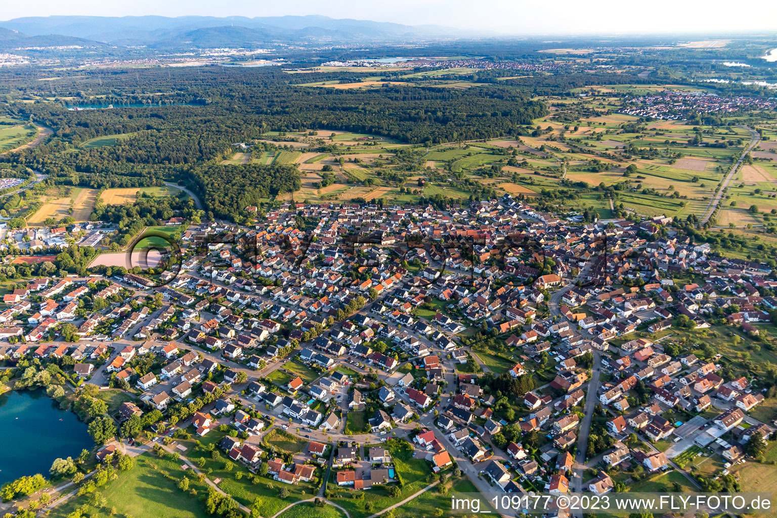 Luftaufnahme von Ortsteil Ottersdorf in Rastatt im Bundesland Baden-Württemberg, Deutschland