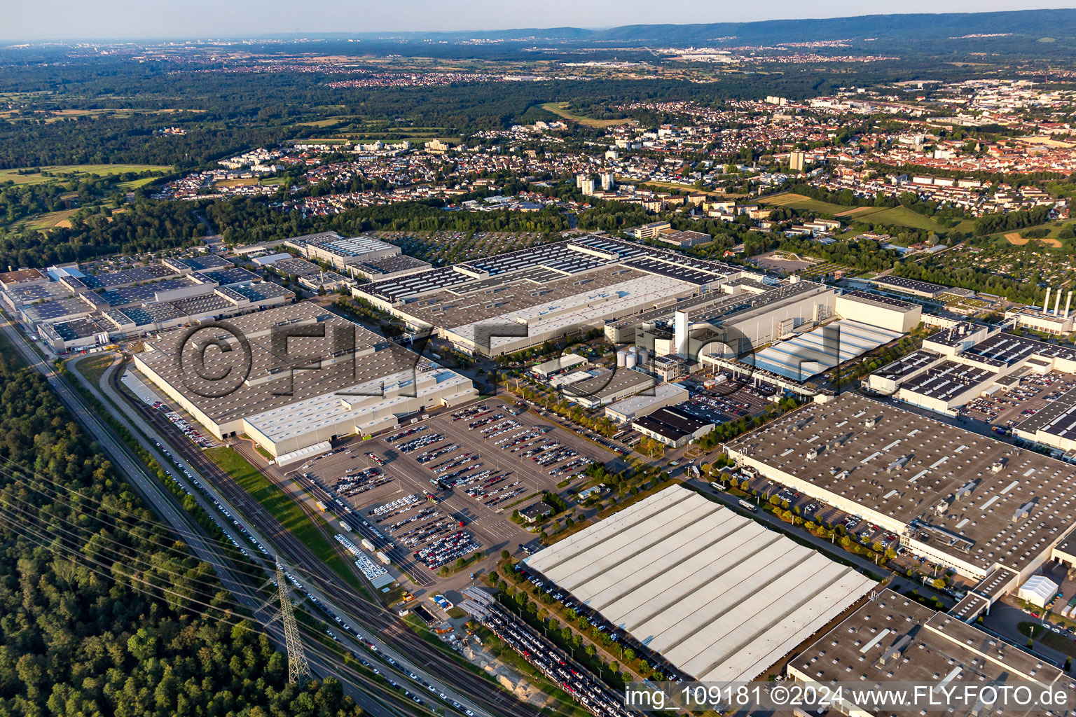 Gebäude und Produktionshallen auf dem Fahrzeugbau- Werksgelände des Mercedes-Benz Werk Rastatt in Rastatt im Bundesland Baden-Württemberg, Deutschland von oben