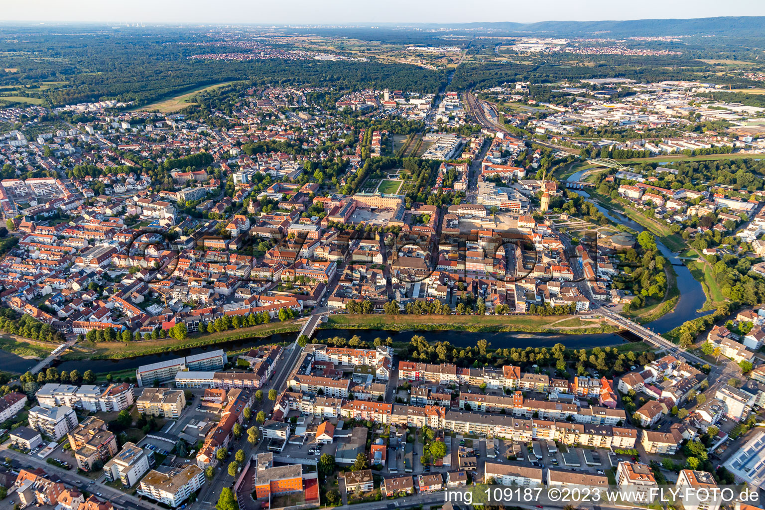 Luftaufnahme von Von Südwesten in Rastatt im Bundesland Baden-Württemberg, Deutschland