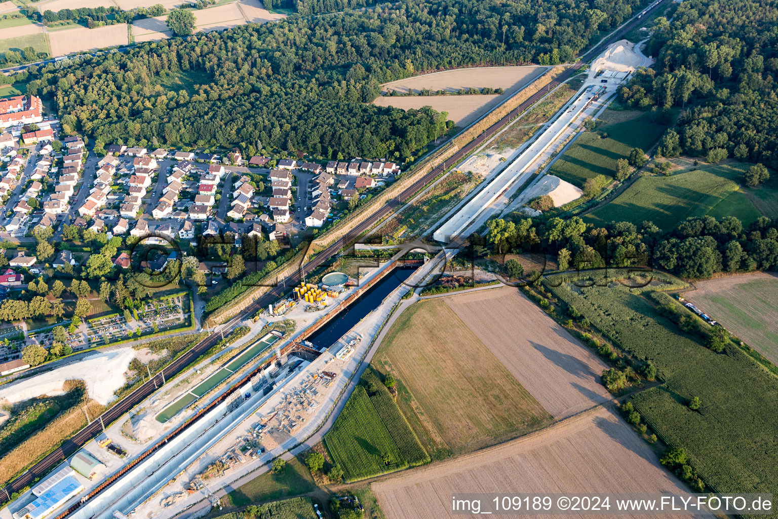 Luftbild von Abgesoffene und mit Beton verfüllte Tunnelbaustelle zum Neubau der ICE Strecke Karlsruhe-Offenburg im Streckennetz der Deutschen Bahn in Rastatt im Ortsteil Niederbühl im Bundesland Baden-Württemberg, Deutschland